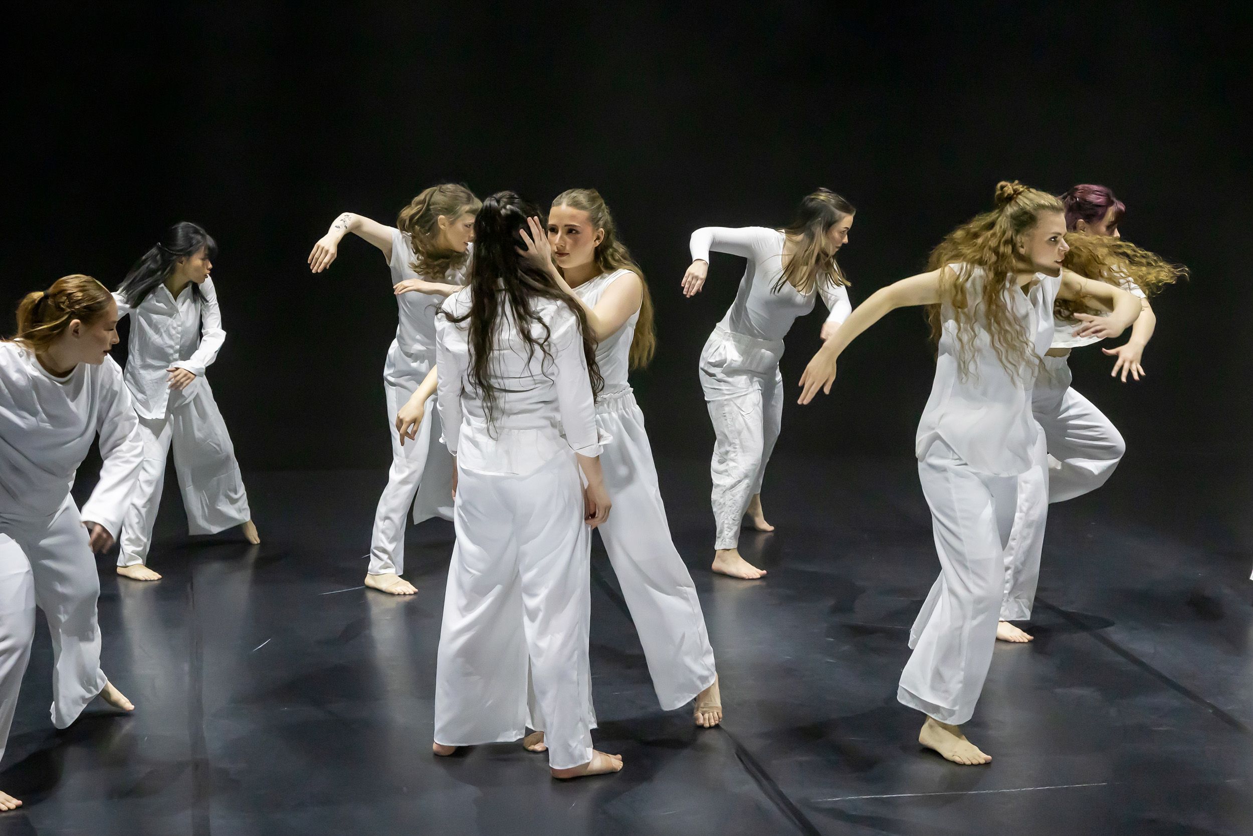 Dans vid KAU (Dansåret och danspedagogiska året på Karlstads universitet) Vårshow 2026 med Systerskap av Karin Lilja. Fotograf Rebecca Nordi