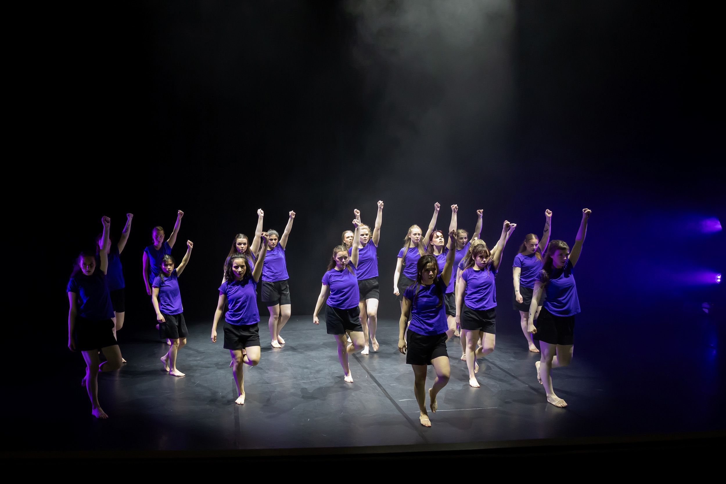 Dans vid KAU (Dansåret och danspedagogiska året på Karlstads universitet) Vårshow 2026 med Systerskap av Karin Lilja. Fotograf Rebecca Nordi