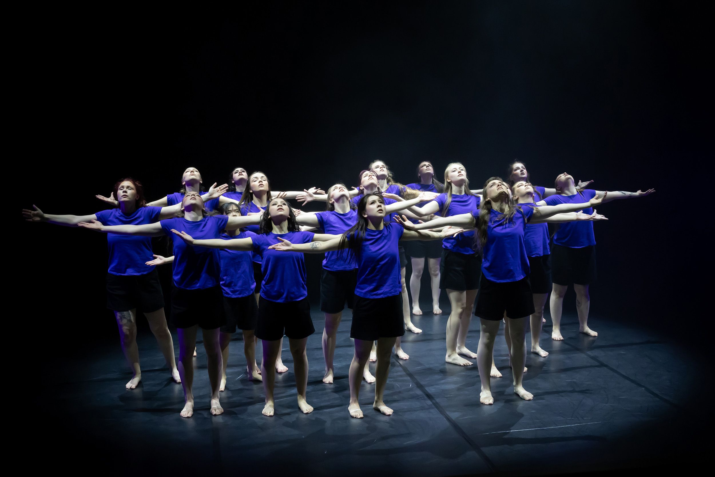 Dans vid KAU (Dansåret och danspedagogiska året på Karlstads universitet) Vårshow 2026 med Systerskap av Karin Lilja. Fotograf Rebecca Nordi
