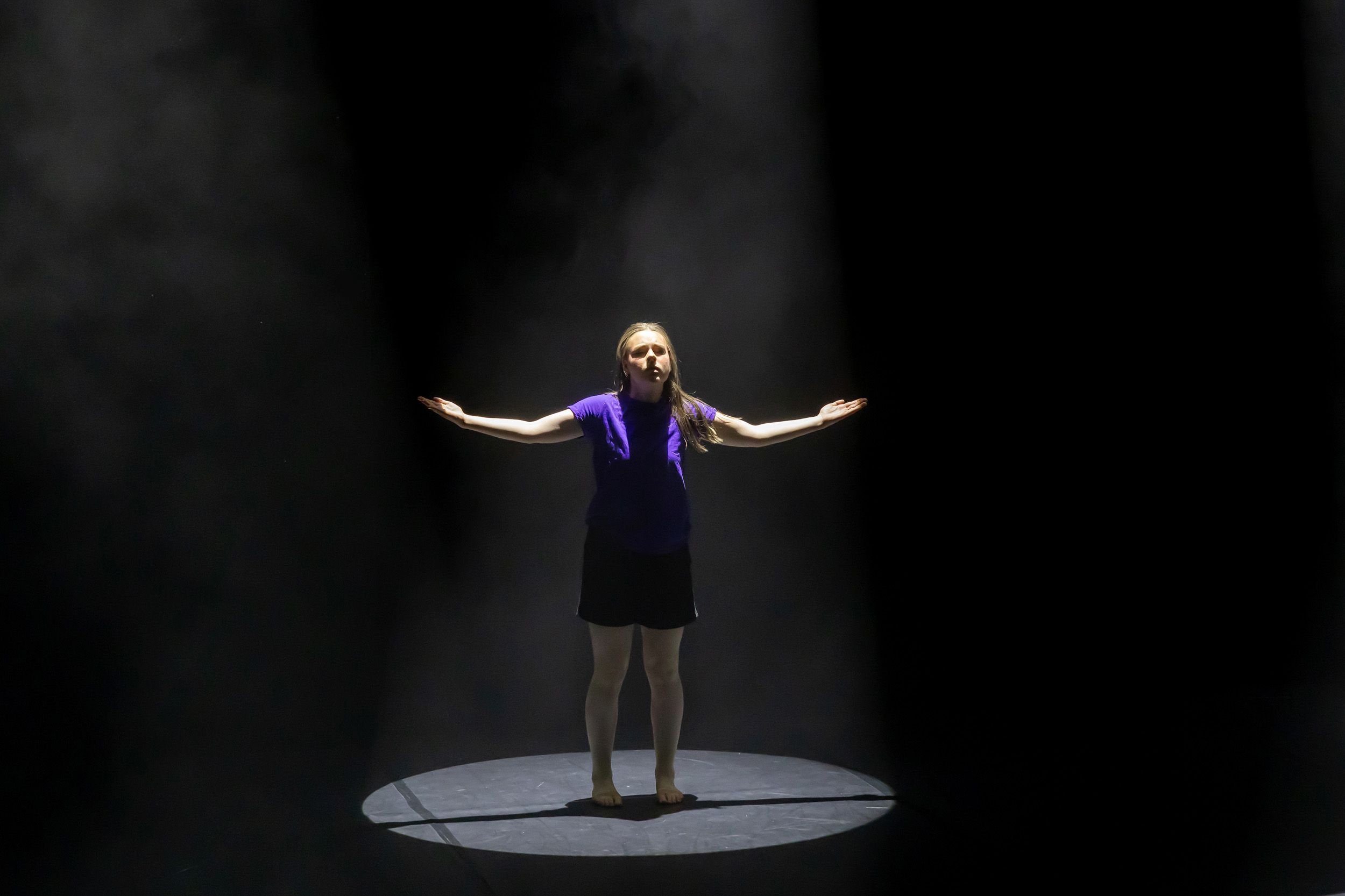 Dans vid KAU (Dansåret och danspedagogiska året på Karlstads universitet) Vårshow 2026 med Systerskap av Karin Lilja. Fotograf Rebecca Nordi