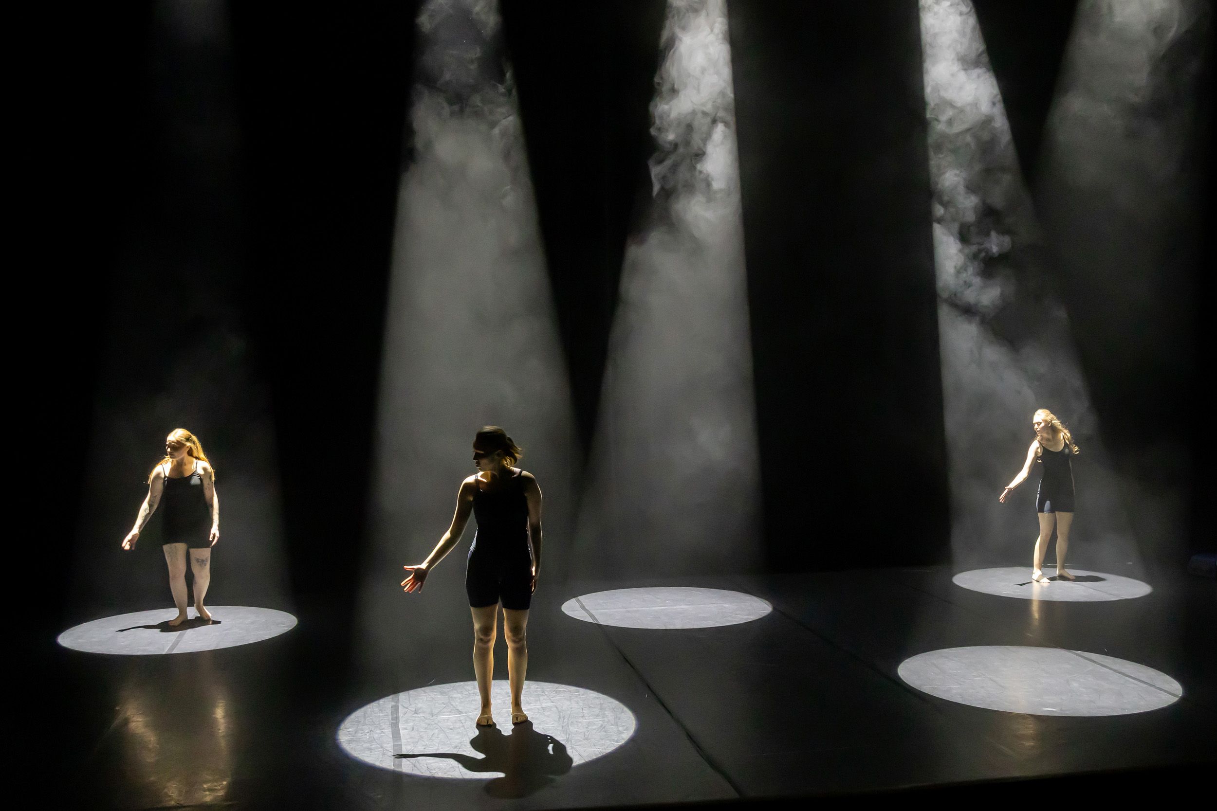 Dans vid KAU (Dansåret och danspedagogiska året på Karlstads universitet) Vårshow 2026 med Systerskap av Karin Lilja. Fotograf Rebecca Nordi