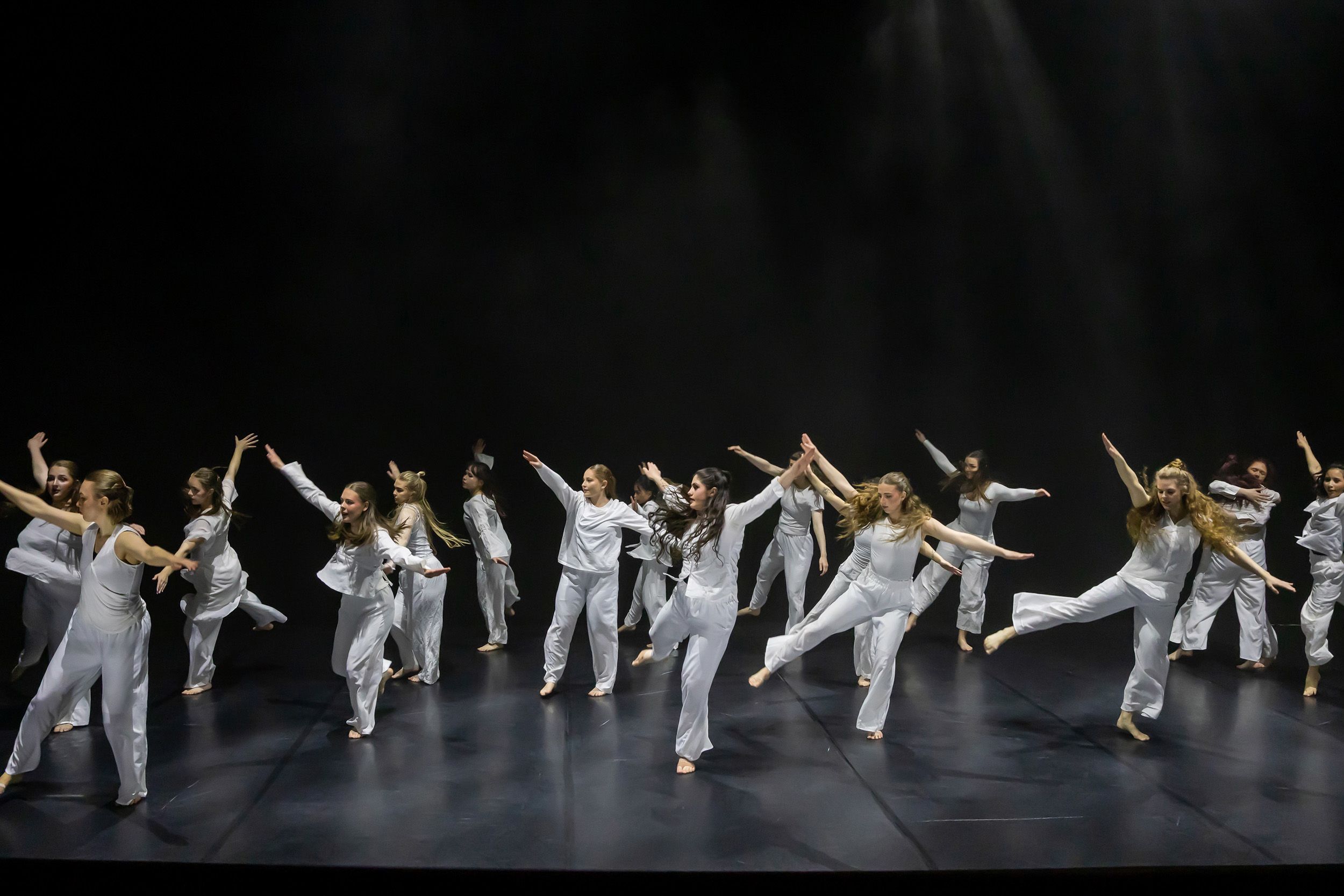 Dans vid KAU (Dansåret och danspedagogiska året på Karlstads universitet) Vårshow 2026 med Systerskap av Karin Lilja. Fotograf Rebecca Nordi