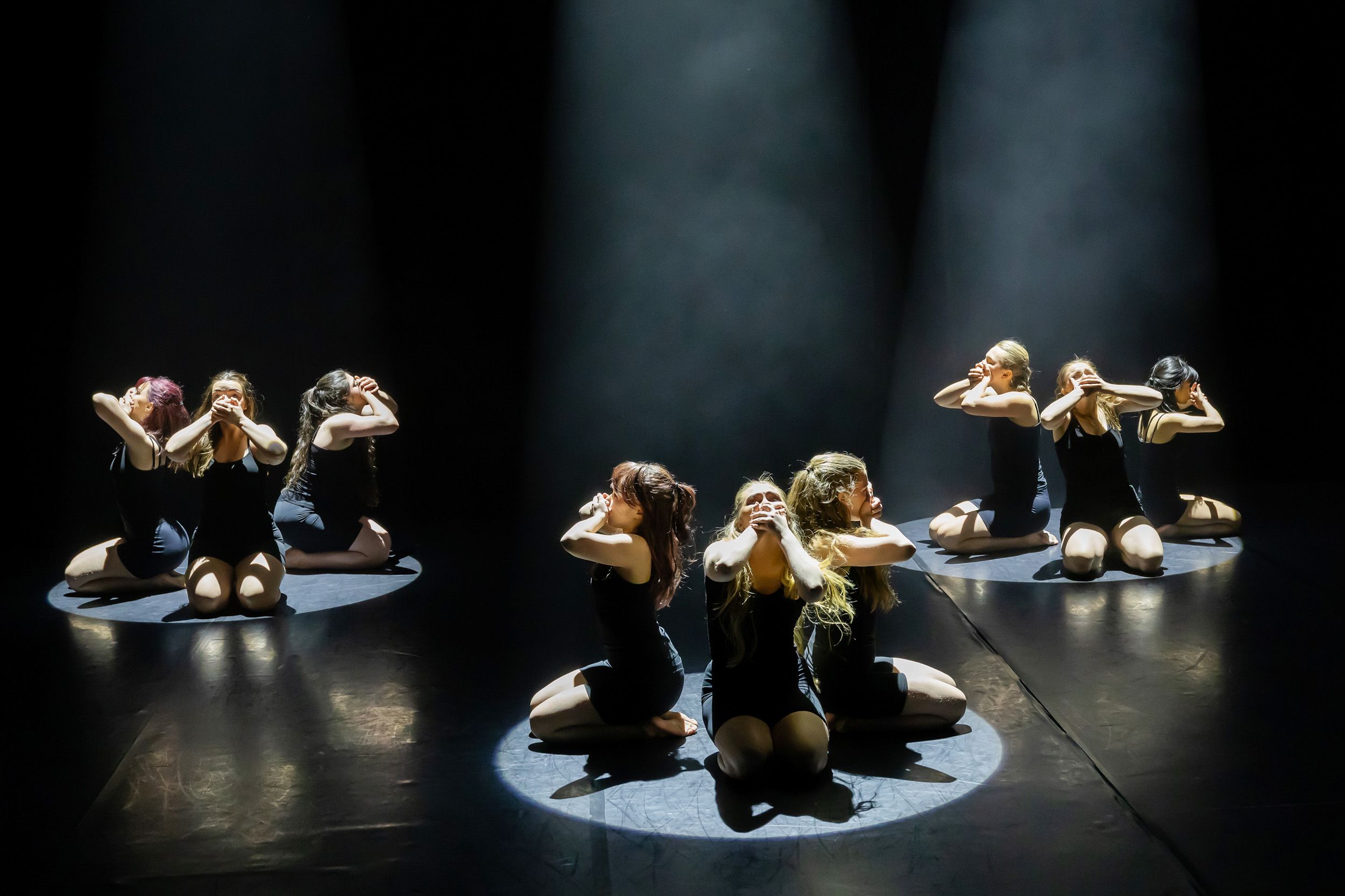 Dans vid KAU (Dansåret och danspedagogiska året på Karlstads universitet) Vårshow 2026 med Systerskap av Karin Lilja. Fotograf Rebecca Nordi
