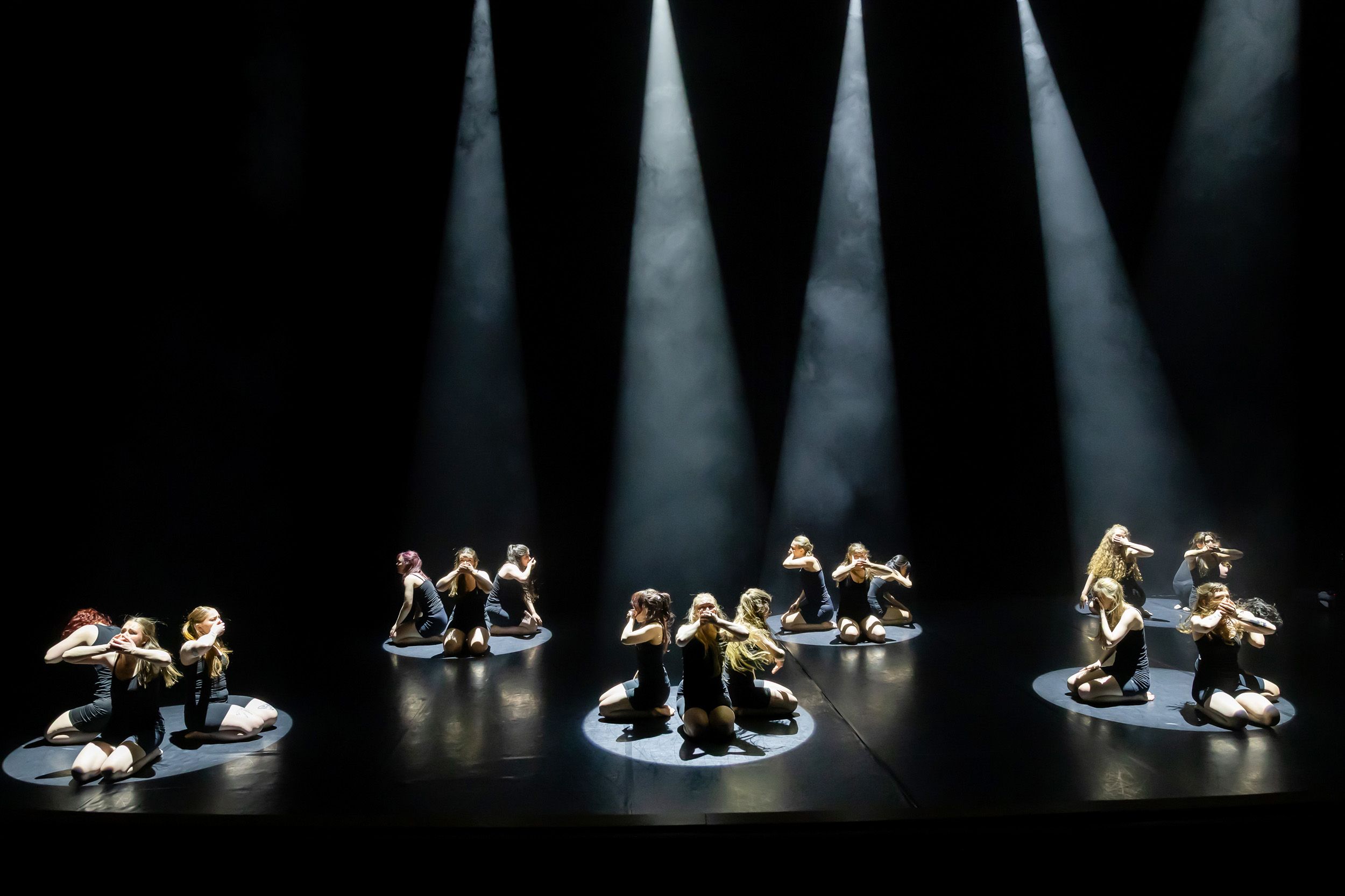 Dans vid KAU (Dansåret och danspedagogiska året på Karlstads universitet) Vårshow 2026 med Systerskap av Karin Lilja. Fotograf Rebecca Nordi