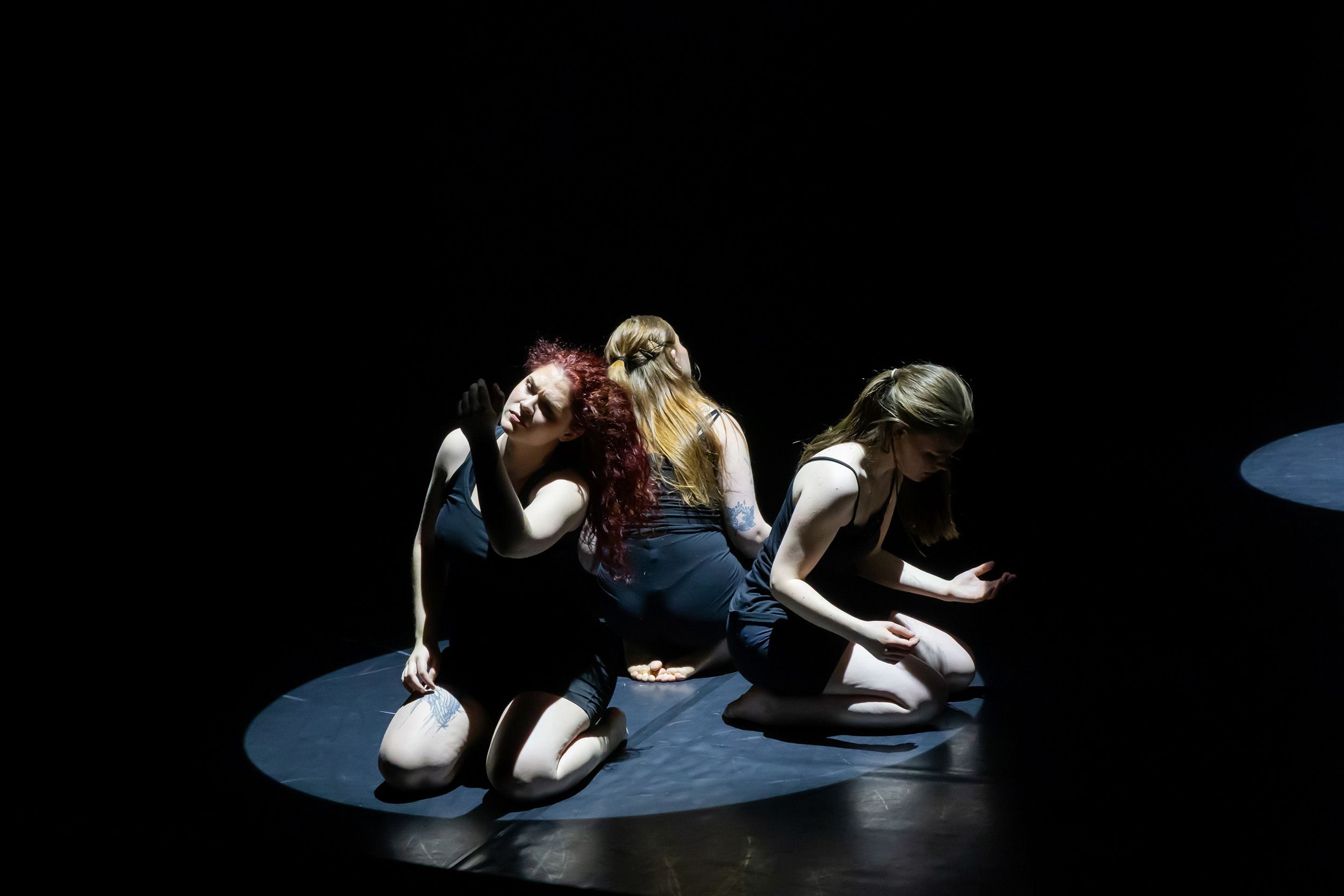 Dans vid KAU (Dansåret och danspedagogiska året på Karlstads universitet) Vårshow 2026 med Systerskap av Karin Lilja. Fotograf Rebecca Nordi
