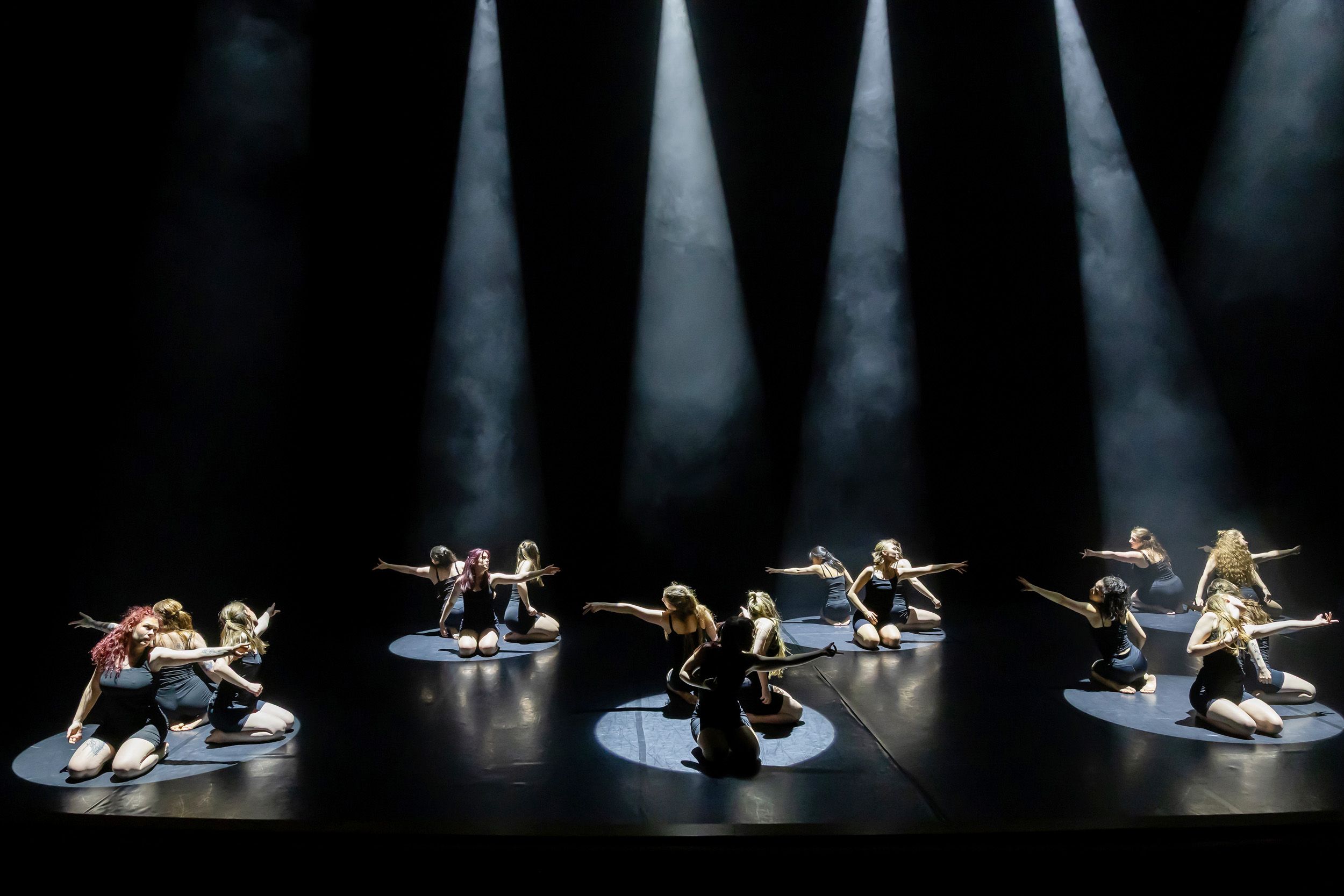 Dans vid KAU (Dansåret och danspedagogiska året på Karlstads universitet) Vårshow 2026 med Systerskap av Karin Lilja. Fotograf Rebecca Nordi
