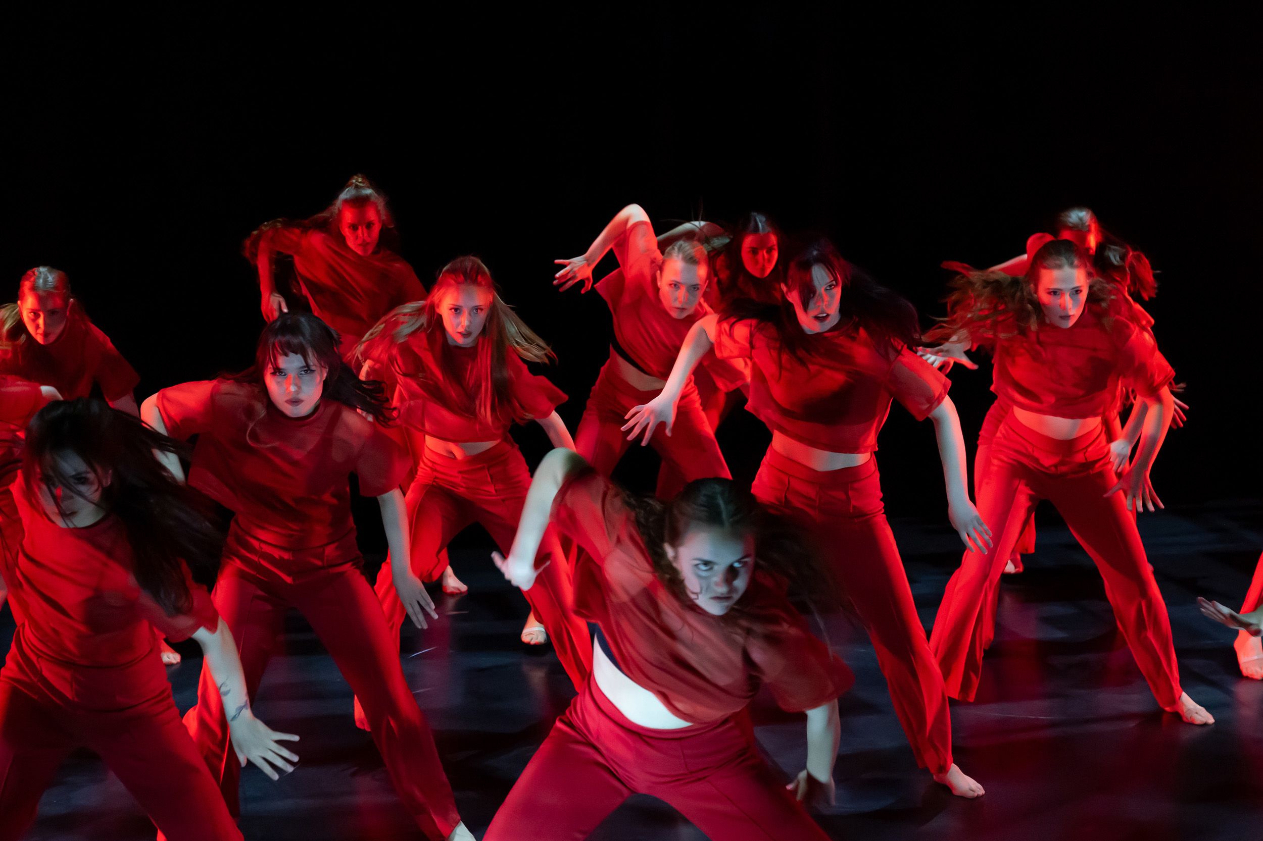 Dans vid KAU (Dansåret och danspedagogiska året på Karlstads universitet) Vårshow 2026 med Systerskap av Karin Lilja. Fotograf Rebecca Nordi