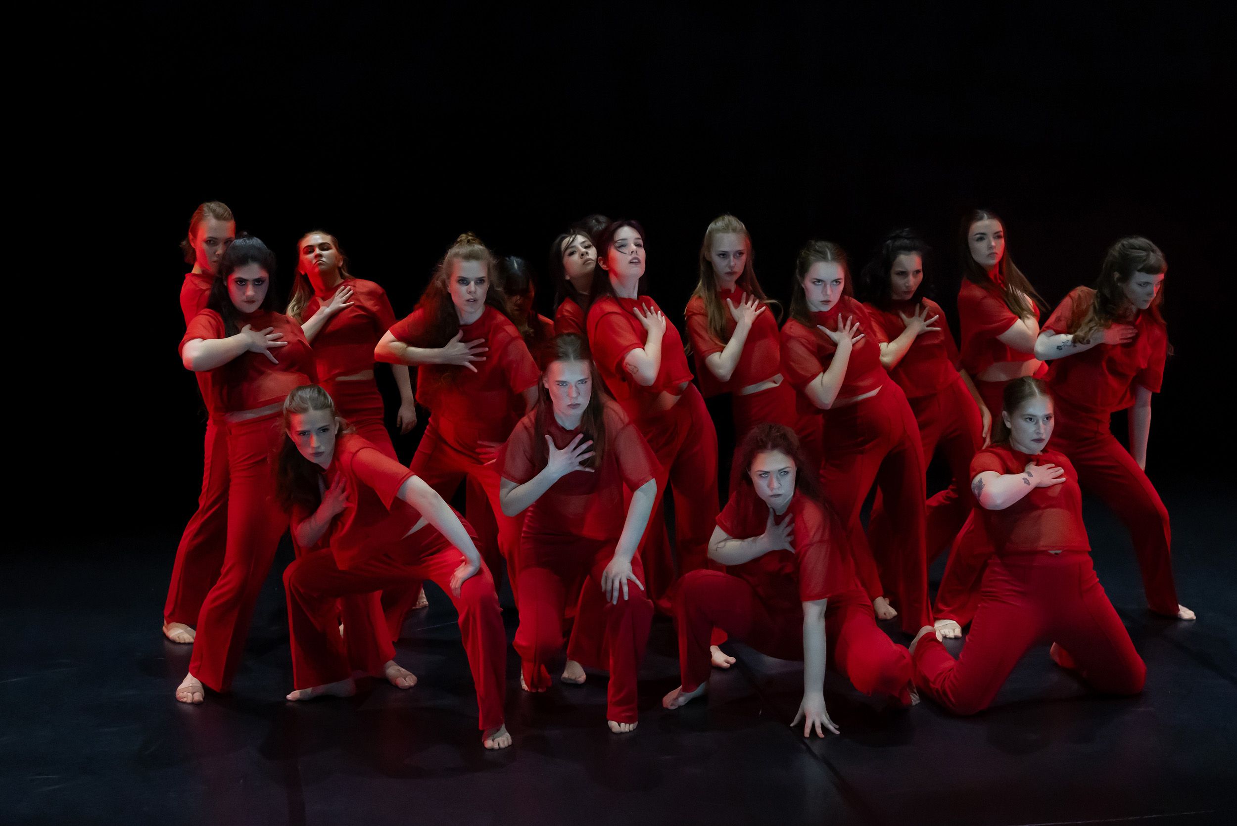 Dans vid KAU (Dansåret och danspedagogiska året på Karlstads universitet) Vårshow 2026 med Systerskap av Karin Lilja. Fotograf Rebecca Nordi