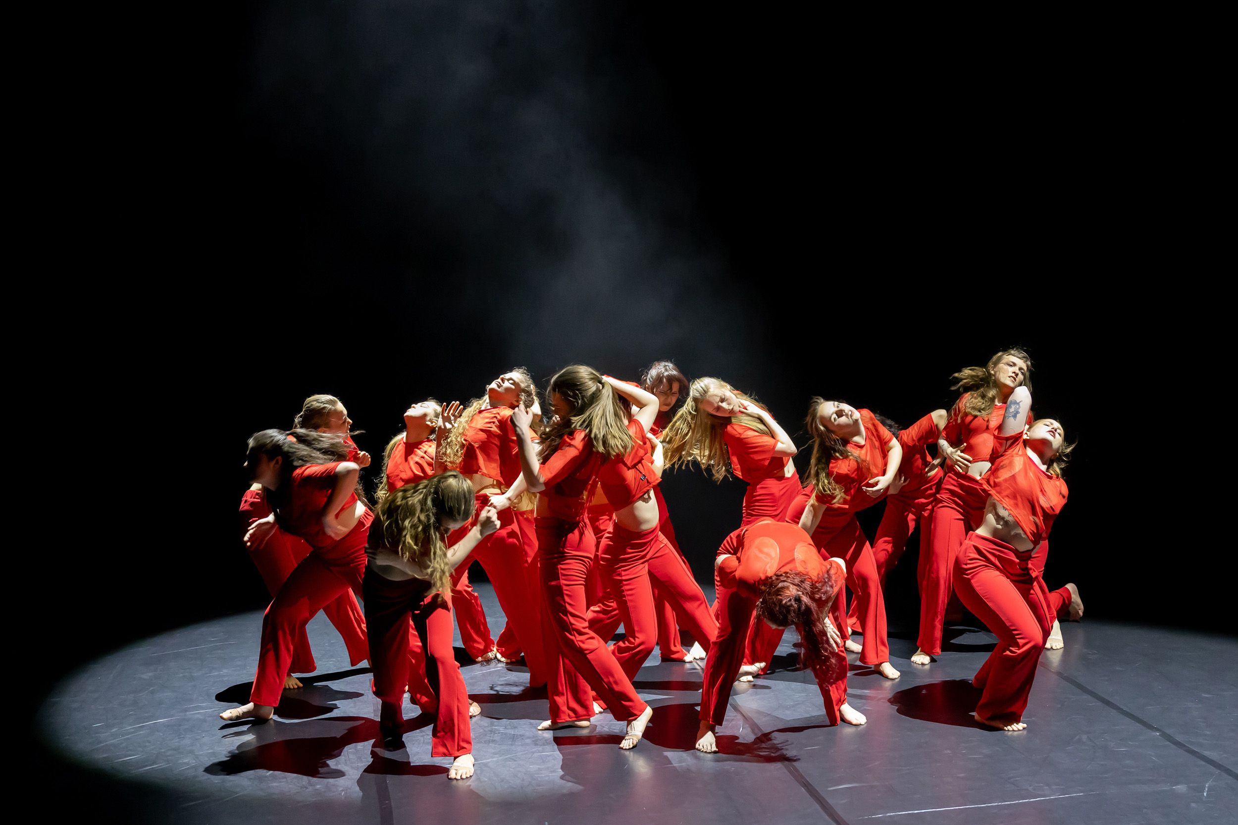 Dans vid KAU (Dansåret och danspedagogiska året på Karlstads universitet) Vårshow 2026 med Systerskap av Karin Lilja. Fotograf Rebecca Nordi