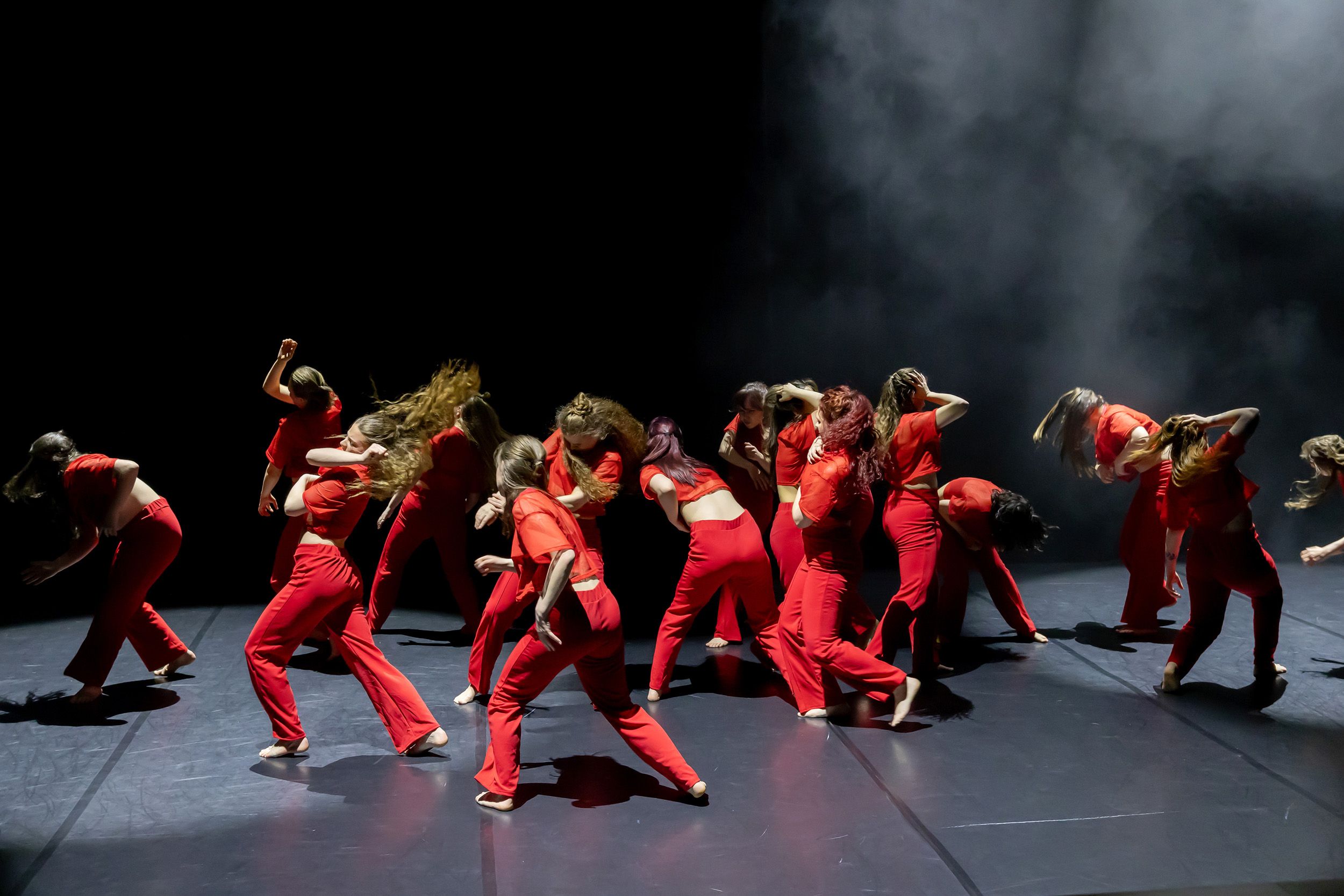 Dans vid KAU (Dansåret och danspedagogiska året på Karlstads universitet) Vårshow 2026 med Systerskap av Karin Lilja. Fotograf Rebecca Nordi