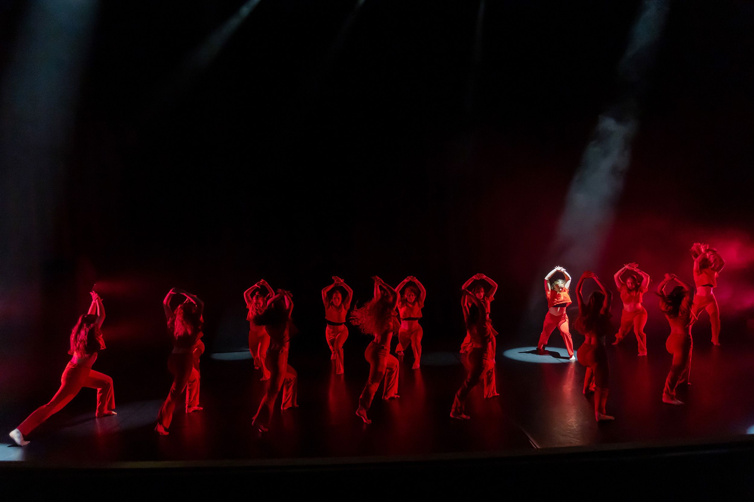 Dans vid KAU (Dansåret och danspedagogiska året på Karlstads universitet) Vårshow 2026 med Systerskap av Karin Lilja. Fotograf Rebecca Nordi