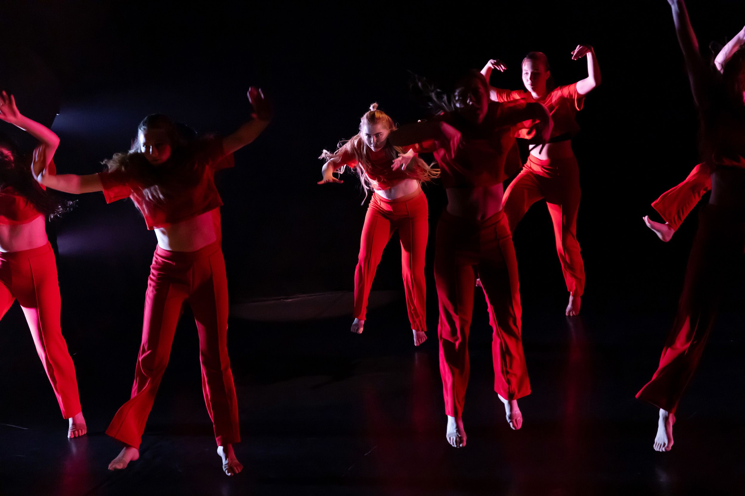 Dans vid KAU (Dansåret och danspedagogiska året på Karlstads universitet) Vårshow 2026 med Systerskap av Karin Lilja. Fotograf Rebecca Nordi
