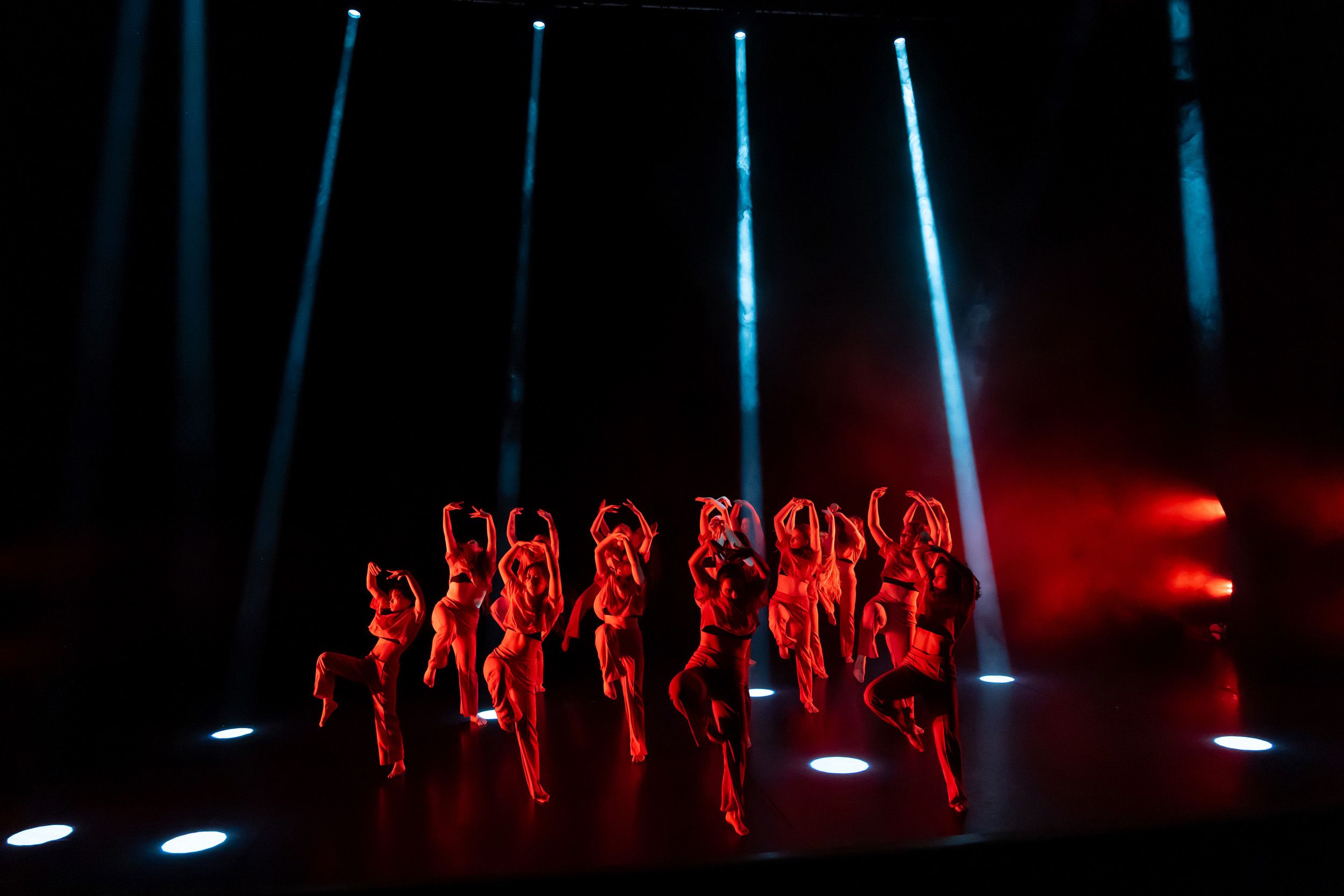 Dans vid KAU (Dansåret och danspedagogiska året på Karlstads universitet) Vårshow 2026 med Systerskap av Karin Lilja. Fotograf Rebecca Nordi