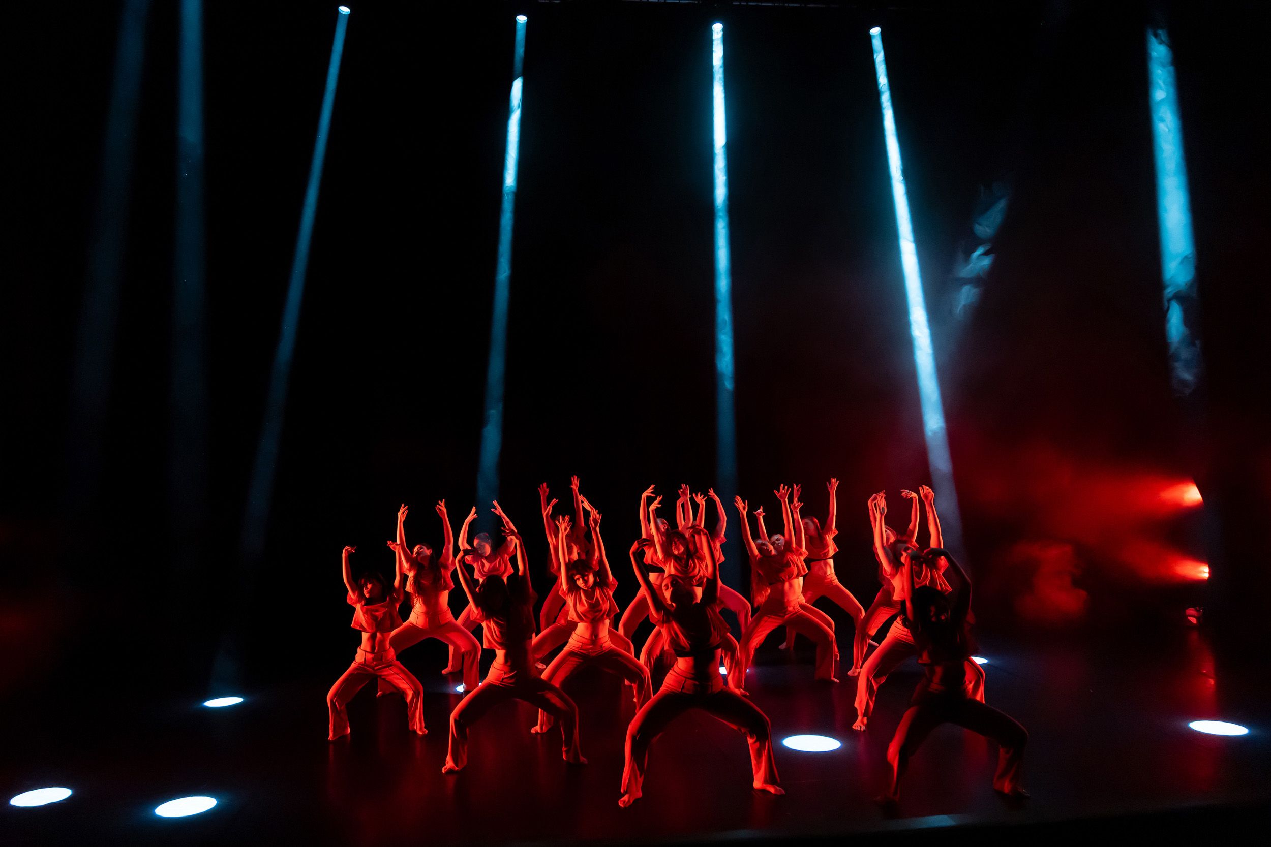 Dans vid KAU (Dansåret och danspedagogiska året på Karlstads universitet) Vårshow 2026 med Systerskap av Karin Lilja. Fotograf Rebecca Nordi