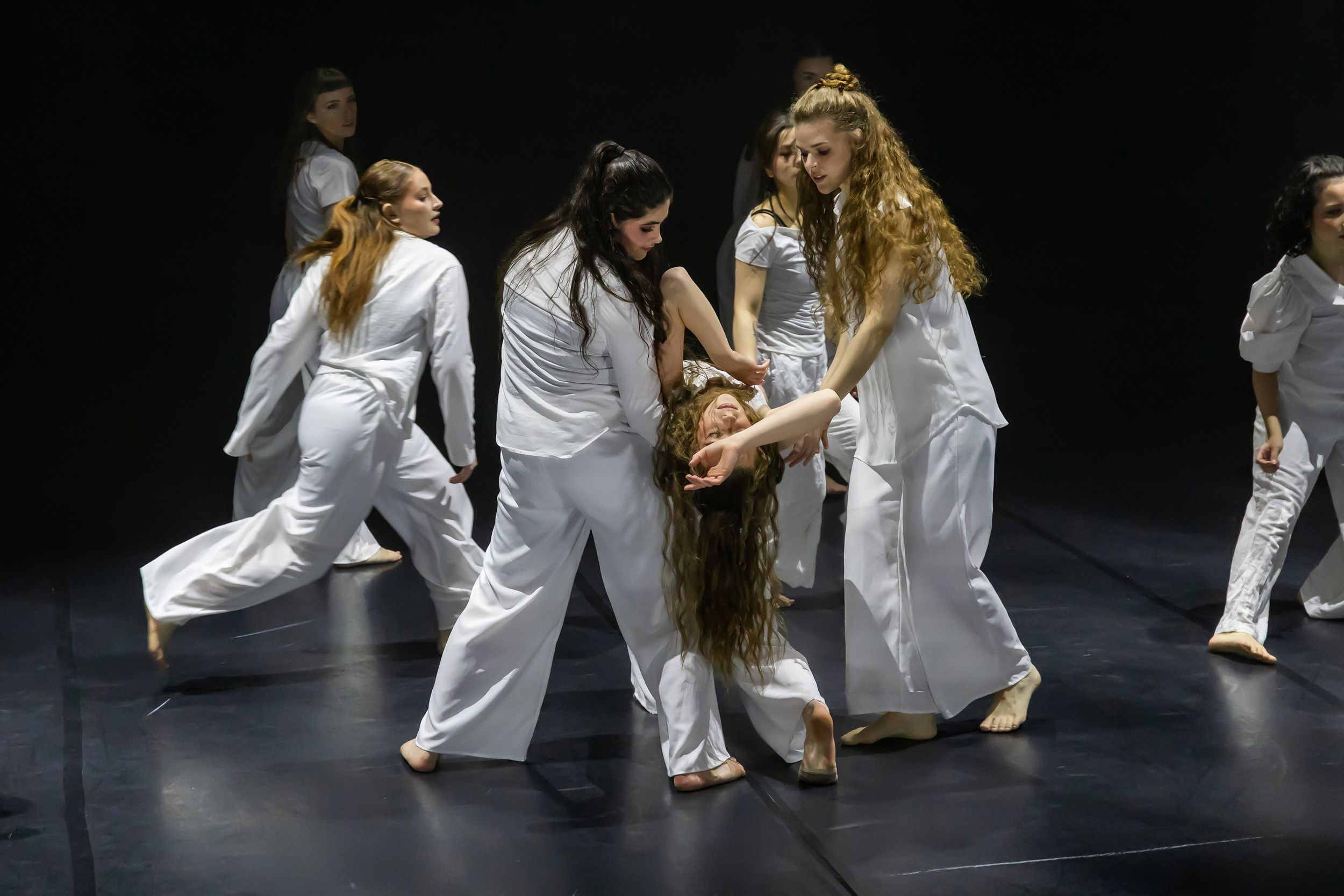 Dans vid KAU (Dansåret och danspedagogiska året på Karlstads universitet) Vårshow 2026 med Systerskap av Karin Lilja. Fotograf Rebecca Nordi