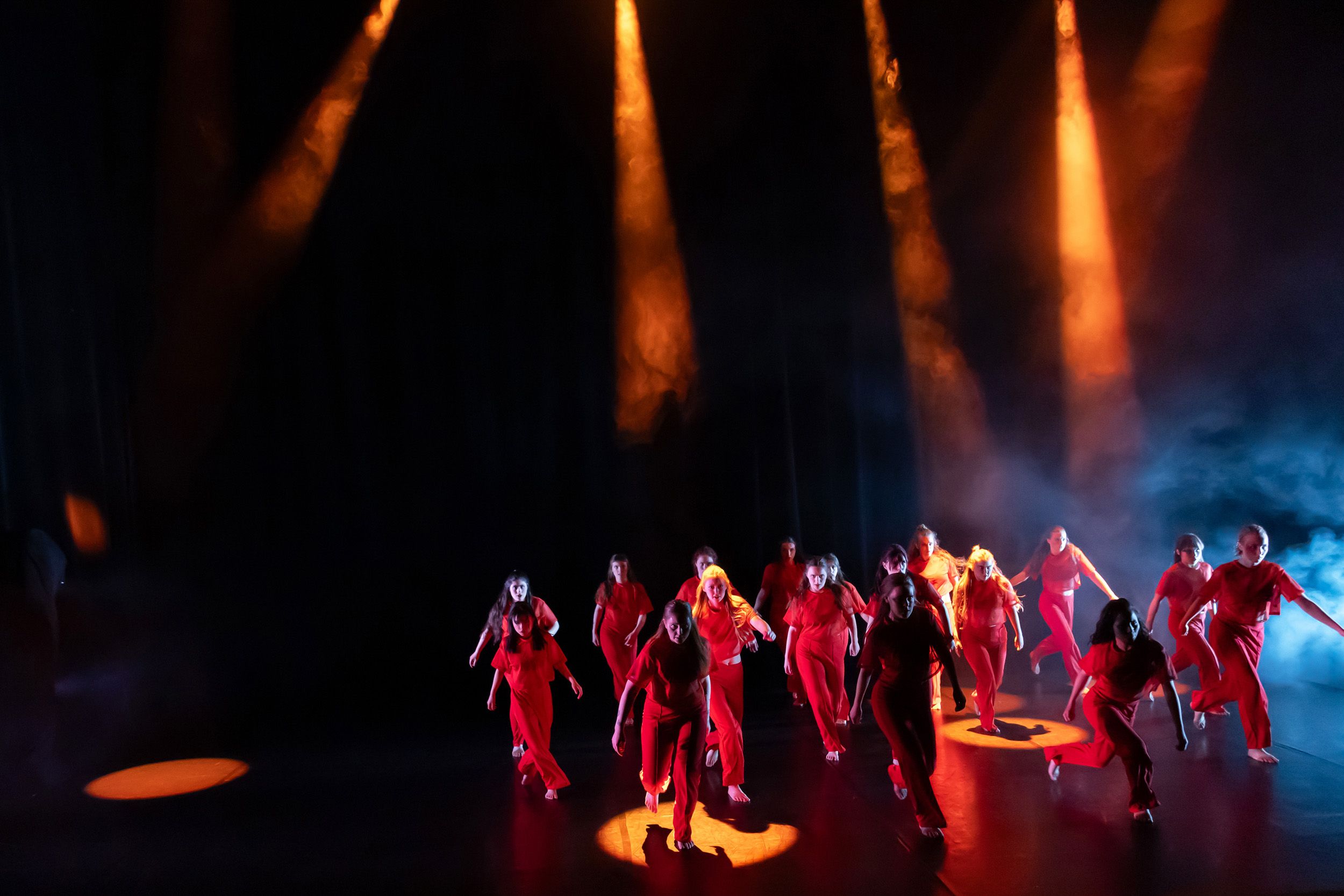 Dans vid KAU (Dansåret och danspedagogiska året på Karlstads universitet) Vårshow 2026 med Systerskap av Karin Lilja. Fotograf Rebecca Nordi