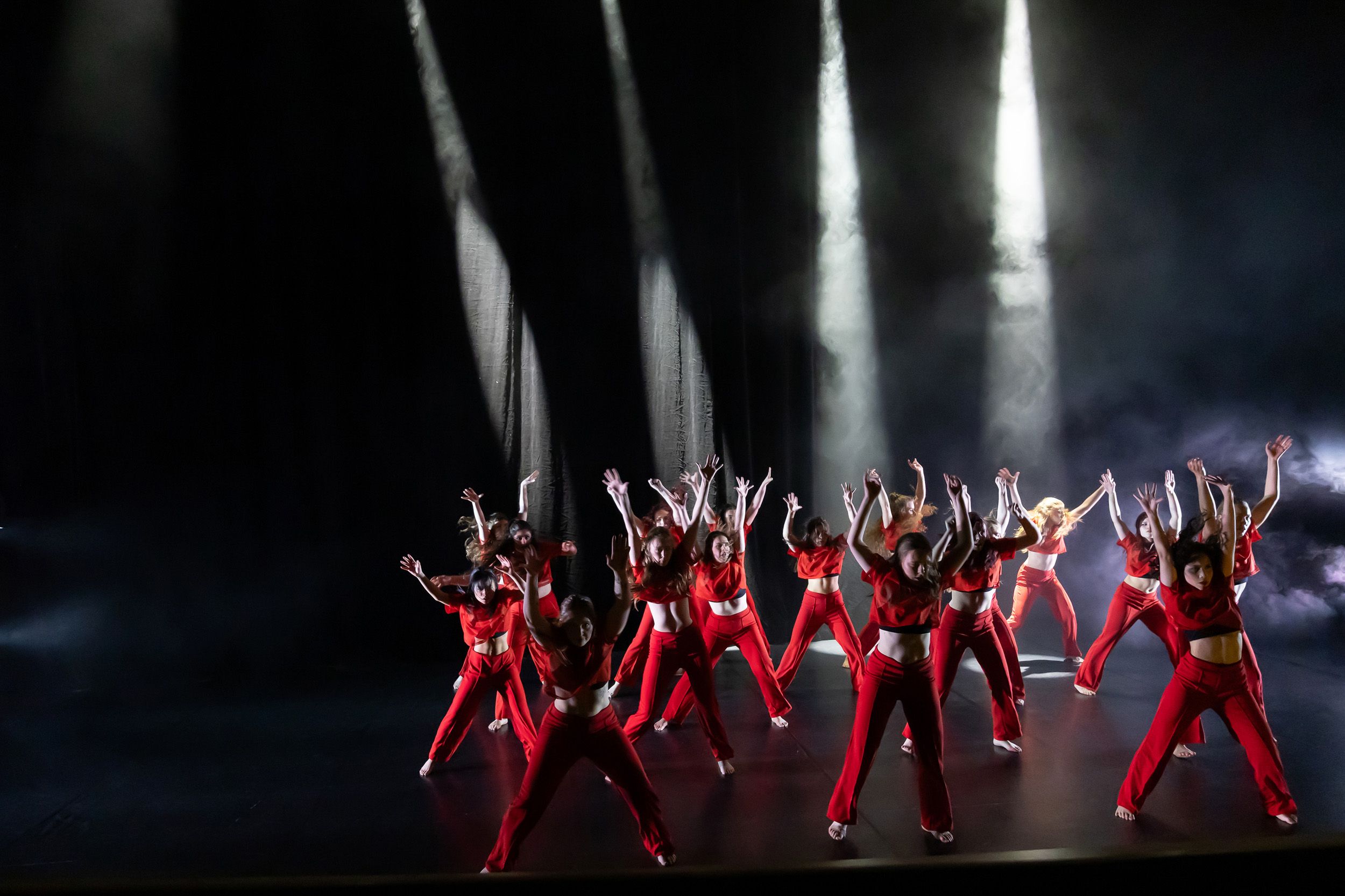 Dans vid KAU (Dansåret och danspedagogiska året på Karlstads universitet) Vårshow 2026 med Systerskap av Karin Lilja. Fotograf Rebecca Nordi