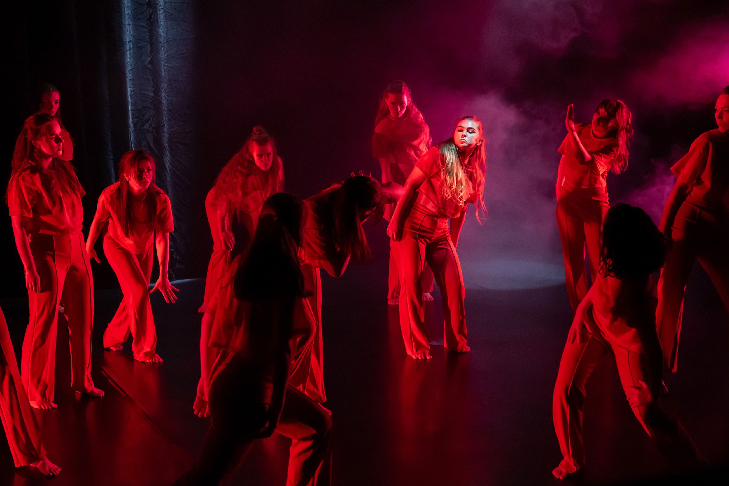 Dans vid KAU (Dansåret och danspedagogiska året på Karlstads universitet) Vårshow 2026 med Systerskap av Karin Lilja. Fotograf Rebecca Nordi