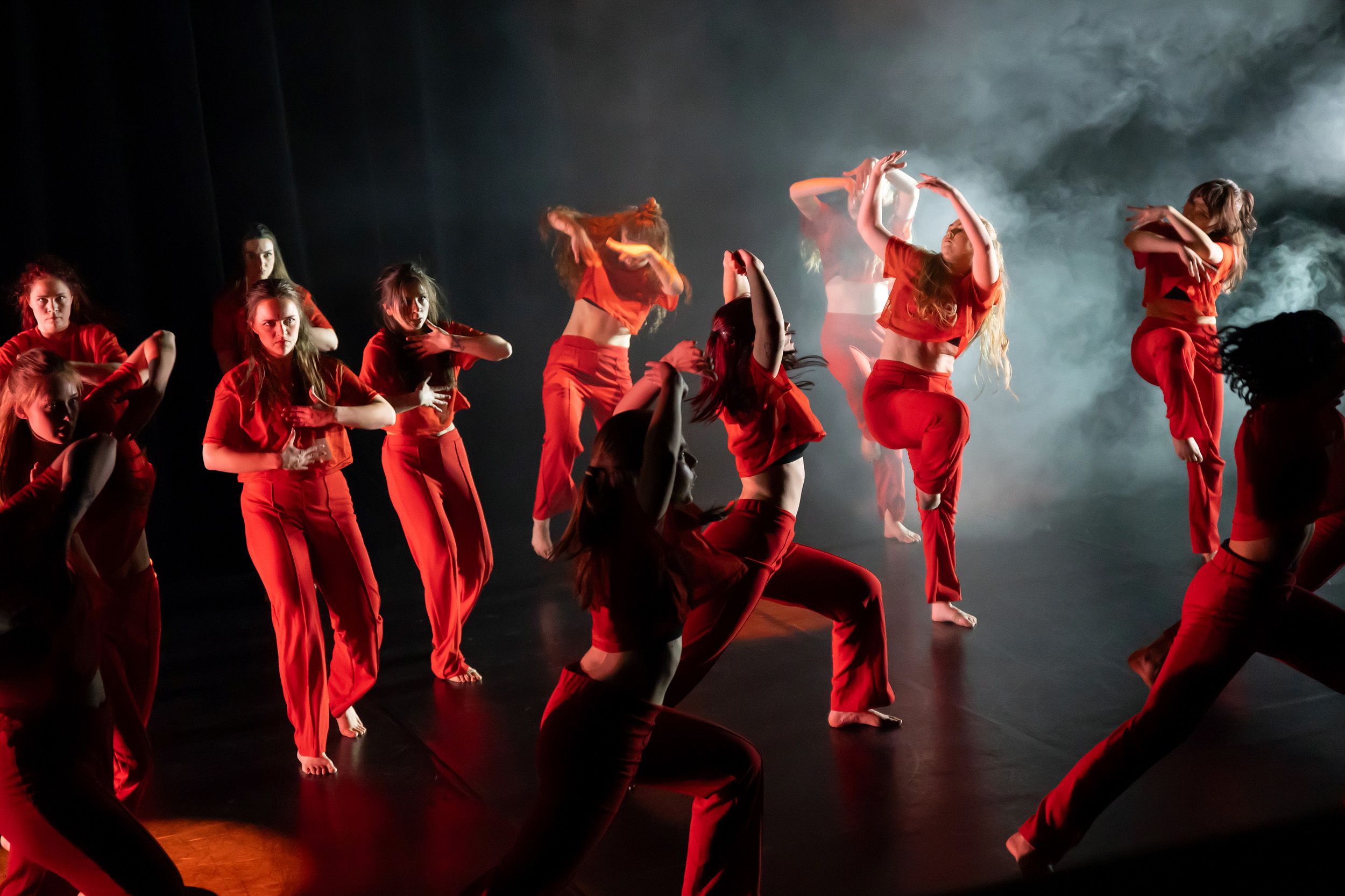 Dans vid KAU (Dansåret och danspedagogiska året på Karlstads universitet) Vårshow 2026 med Systerskap av Karin Lilja. Fotograf Rebecca Nordi