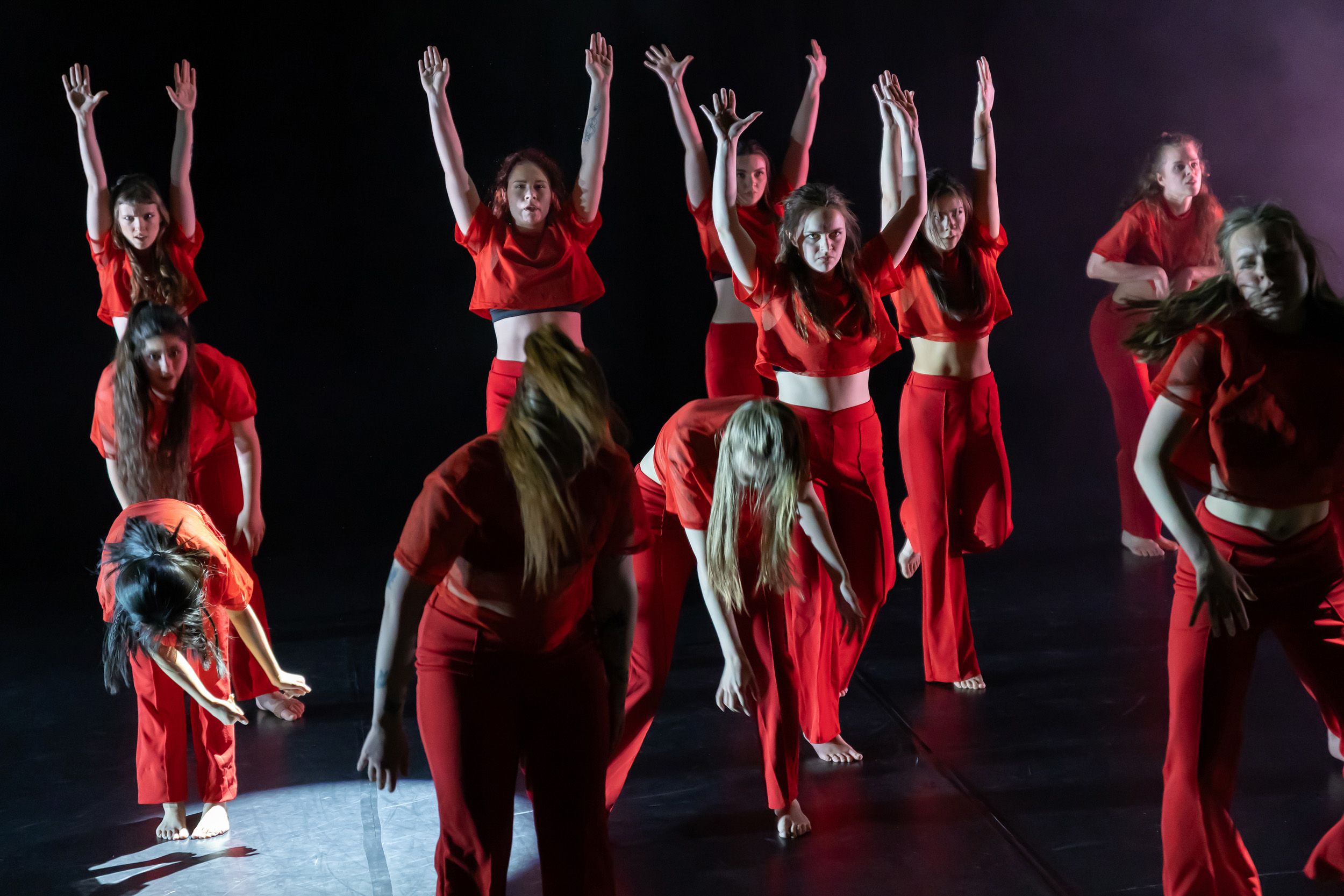 Dans vid KAU (Dansåret och danspedagogiska året på Karlstads universitet) Vårshow 2026 med Systerskap av Karin Lilja. Fotograf Rebecca Nordi