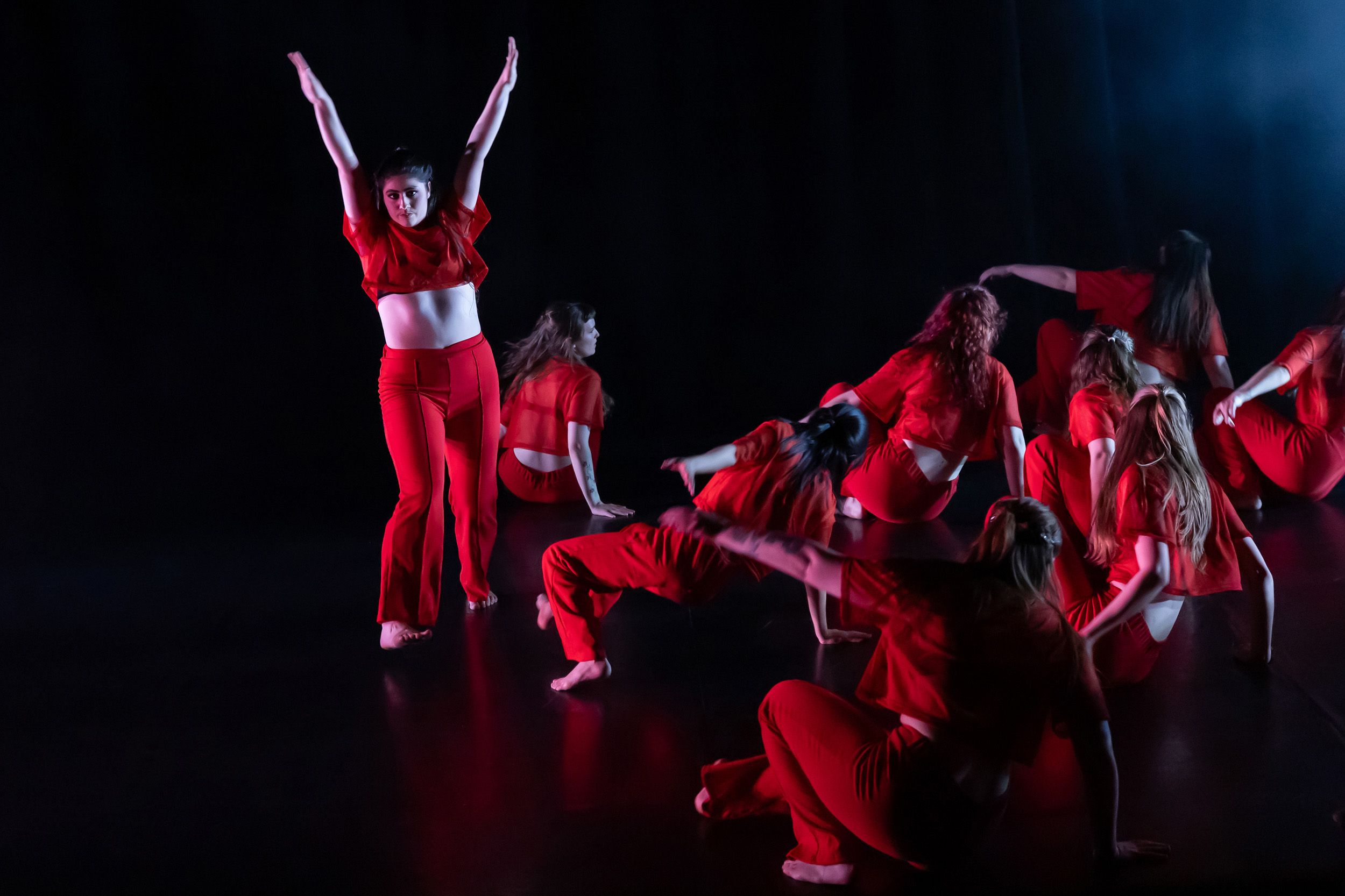 Dans vid KAU (Dansåret och danspedagogiska året på Karlstads universitet) Vårshow 2026 med Systerskap av Karin Lilja. Fotograf Rebecca Nordi