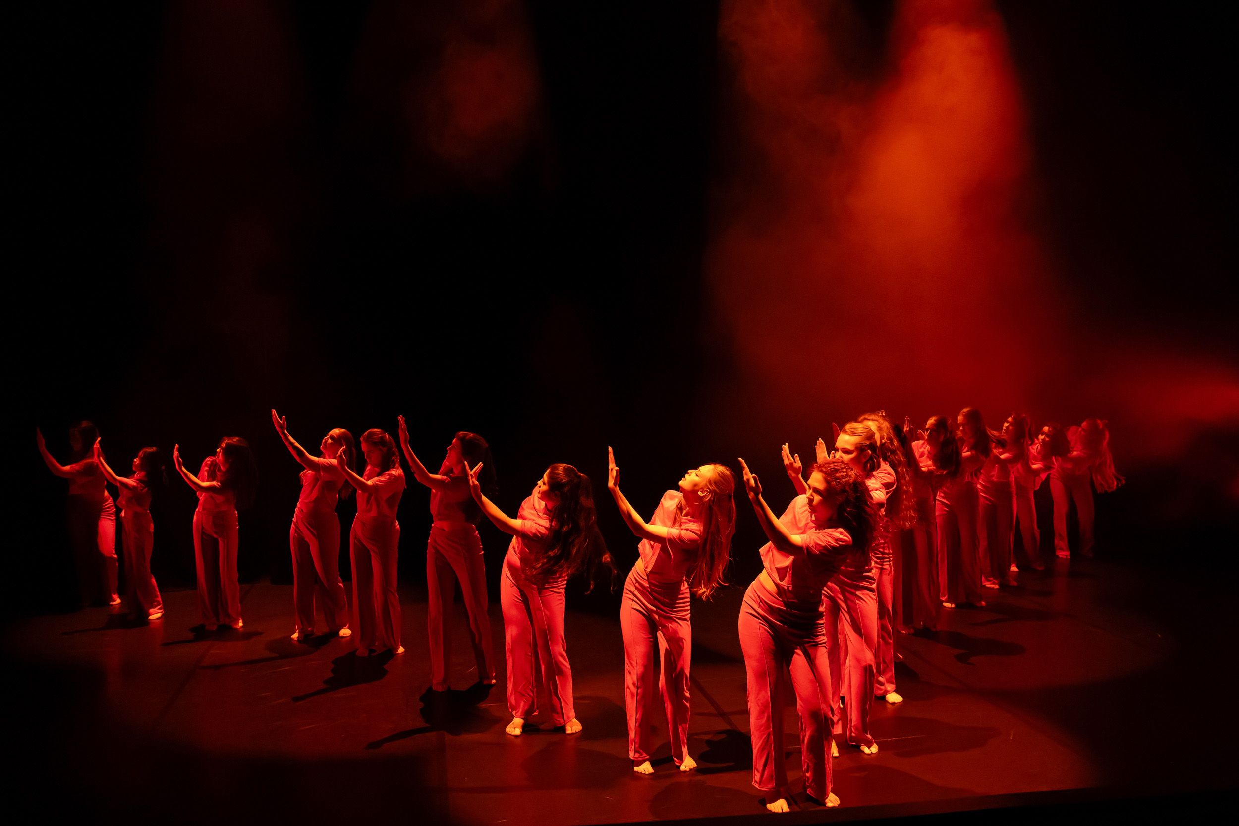 Dans vid KAU (Dansåret och danspedagogiska året på Karlstads universitet) Vårshow 2026 med Systerskap av Karin Lilja. Fotograf Rebecca Nordi