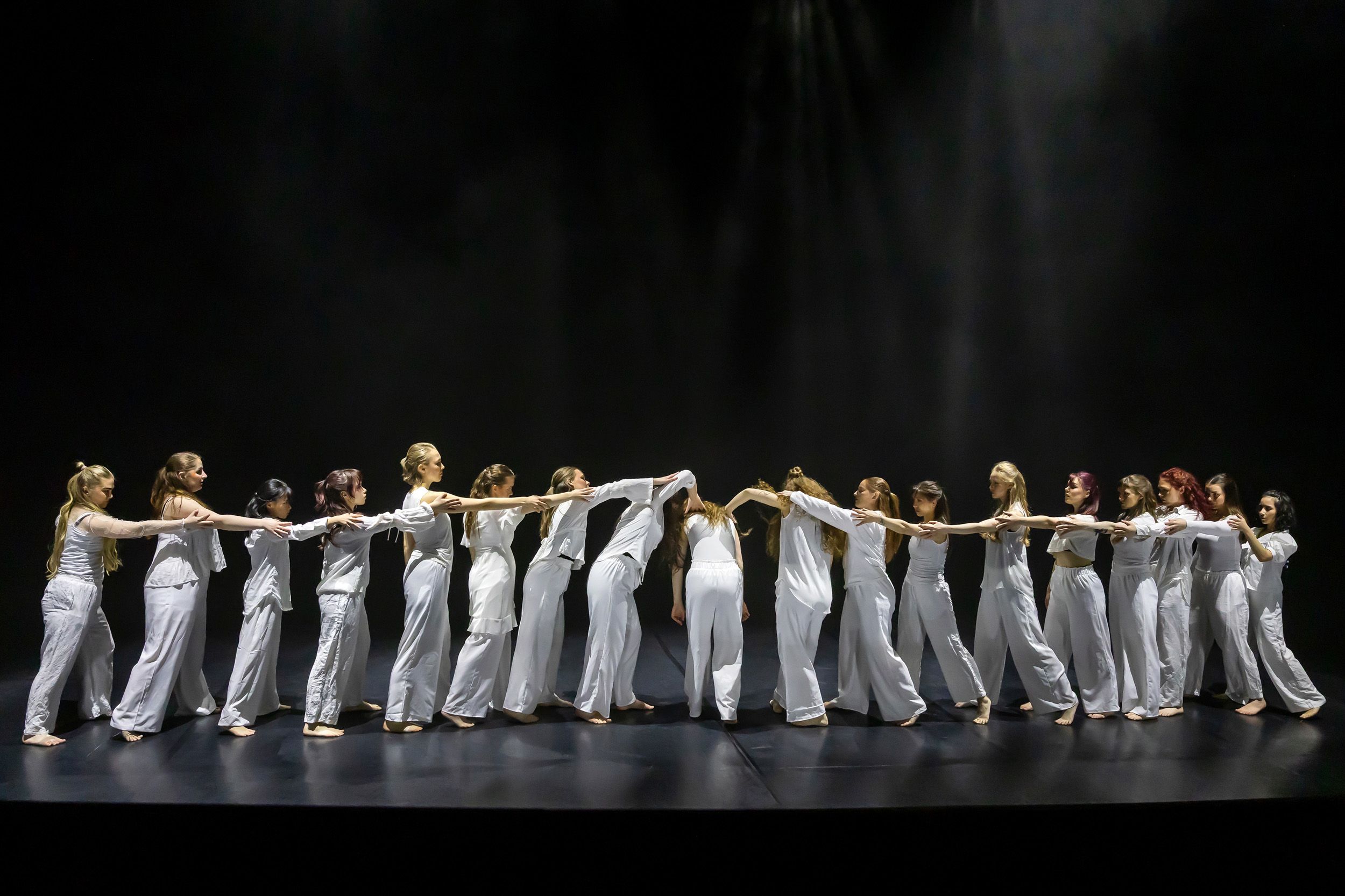 Dans vid KAU (Dansåret och danspedagogiska året på Karlstads universitet) Vårshow 2026 med Systerskap av Karin Lilja. Fotograf Rebecca Nordi