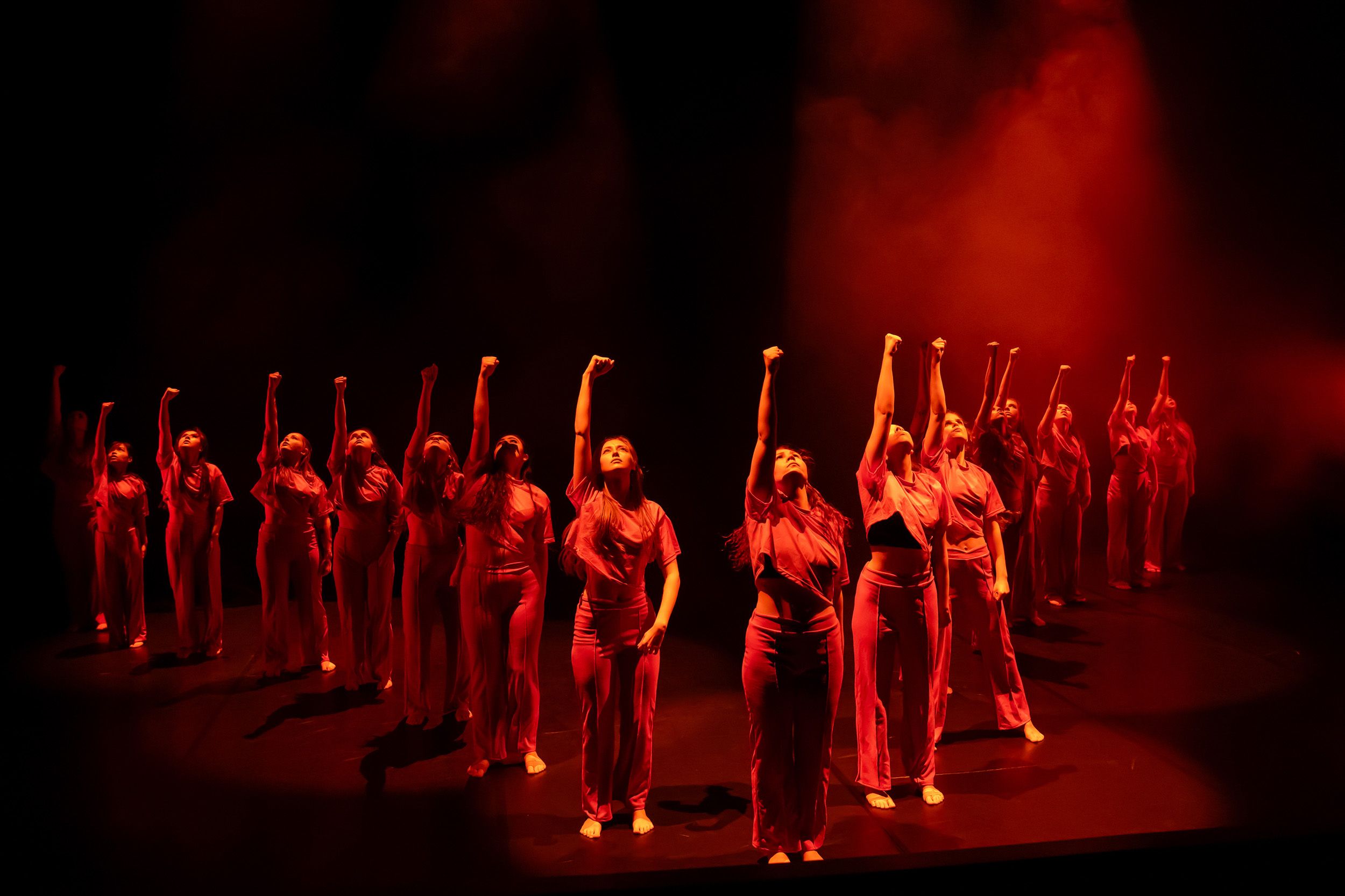 Dans vid KAU (Dansåret och danspedagogiska året på Karlstads universitet) Vårshow 2026 med Systerskap av Karin Lilja. Fotograf Rebecca Nordi