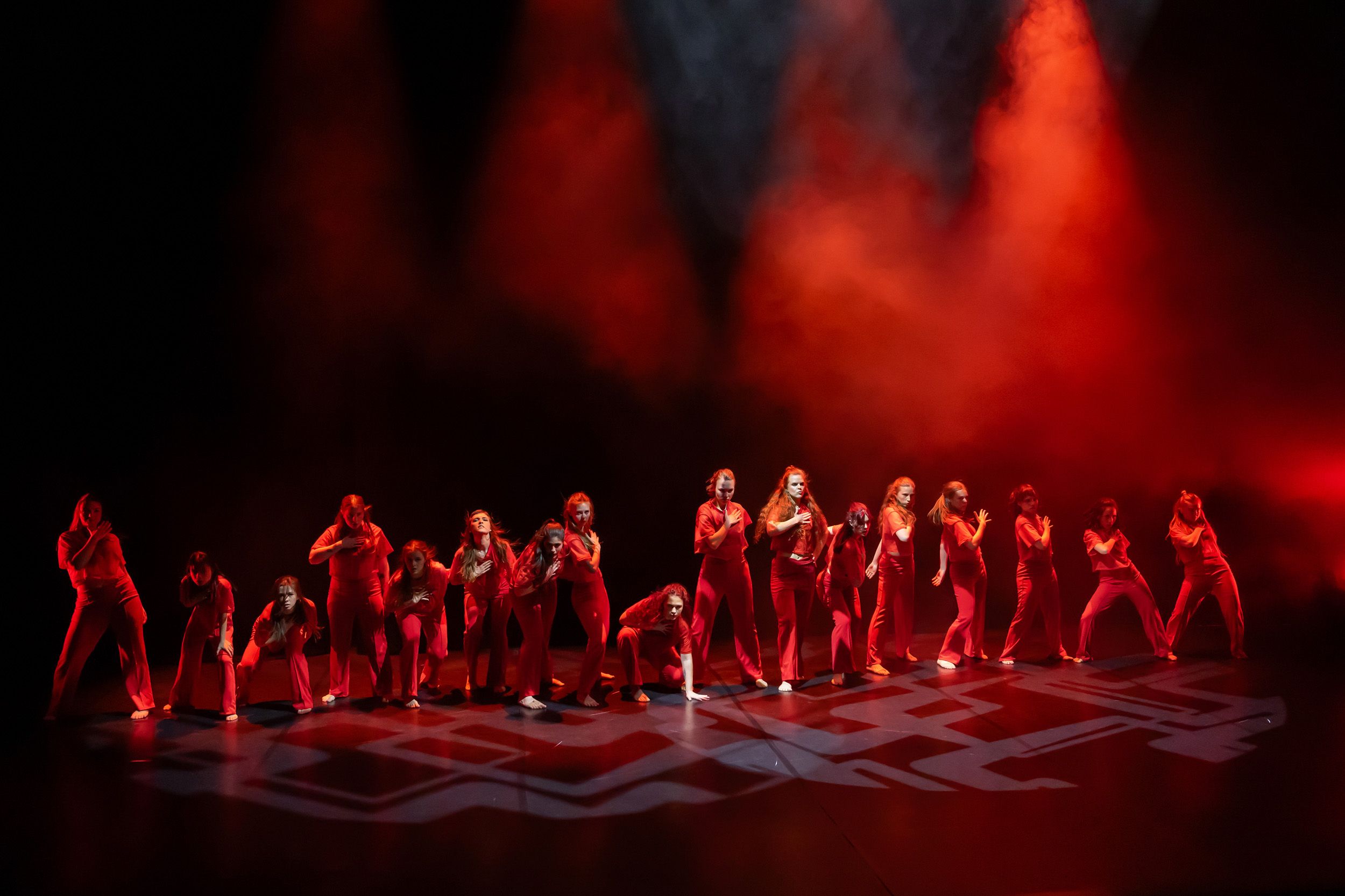 Dans vid KAU (Dansåret och danspedagogiska året på Karlstads universitet) Vårshow 2026 med Systerskap av Karin Lilja. Fotograf Rebecca Nordi