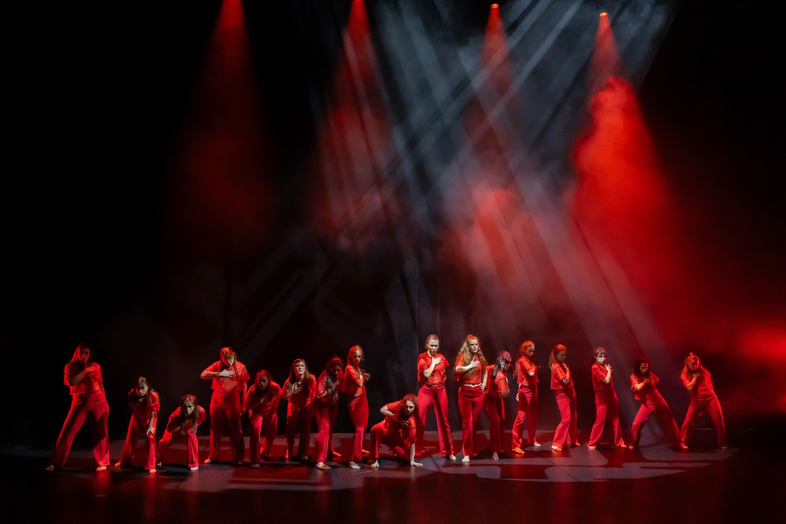Dans vid KAU (Dansåret och danspedagogiska året på Karlstads universitet) Vårshow 2026 med Systerskap av Karin Lilja. Fotograf Rebecca Nordi