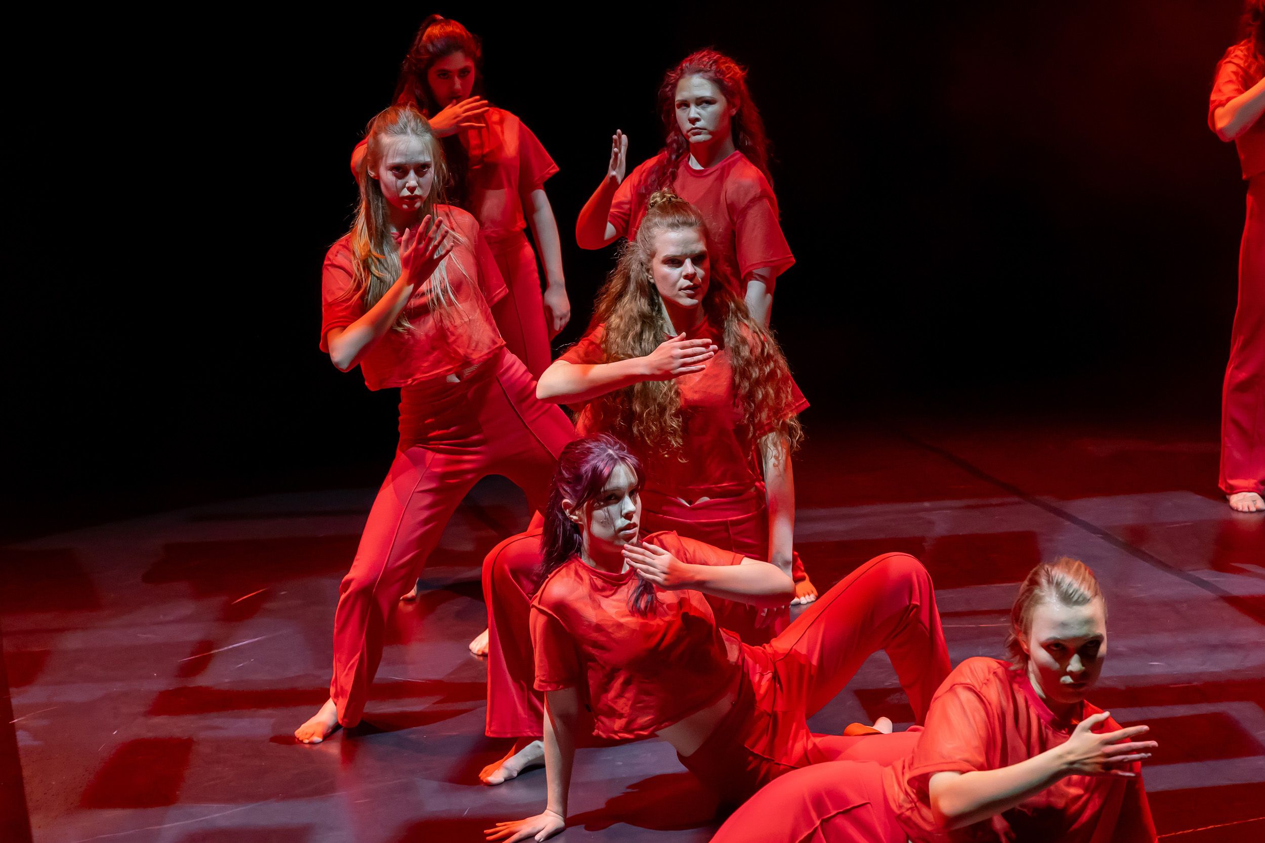 Dans vid KAU (Dansåret och danspedagogiska året på Karlstads universitet) Vårshow 2026 med Systerskap av Karin Lilja. Fotograf Rebecca Nordi