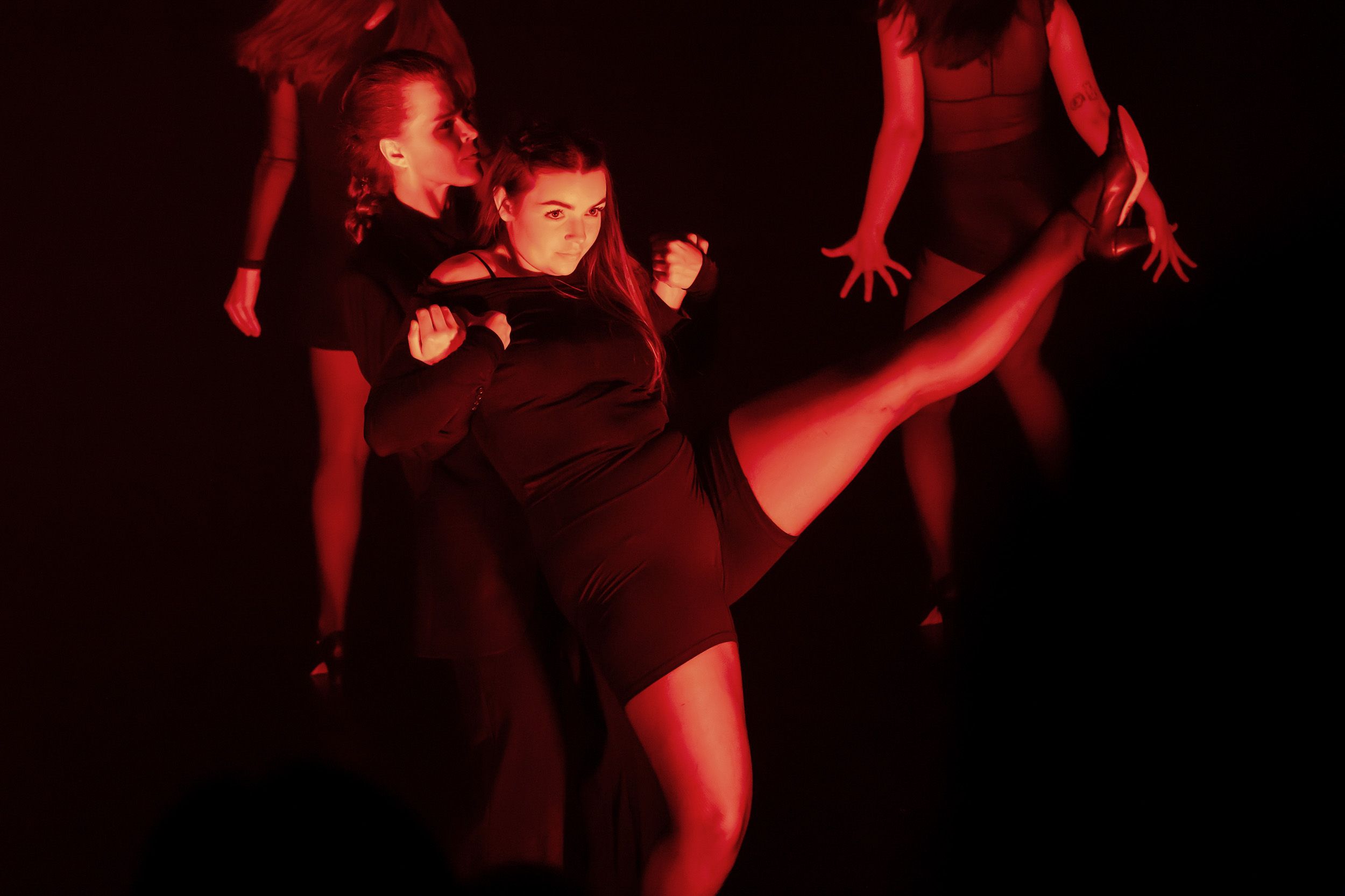 Dans vid KAU (Dansåret och danspedagogiska året på Karlstads universitet) Vårshow 2026 med Systerskap av Karin Lilja. Fotograf Rebecca Nordi