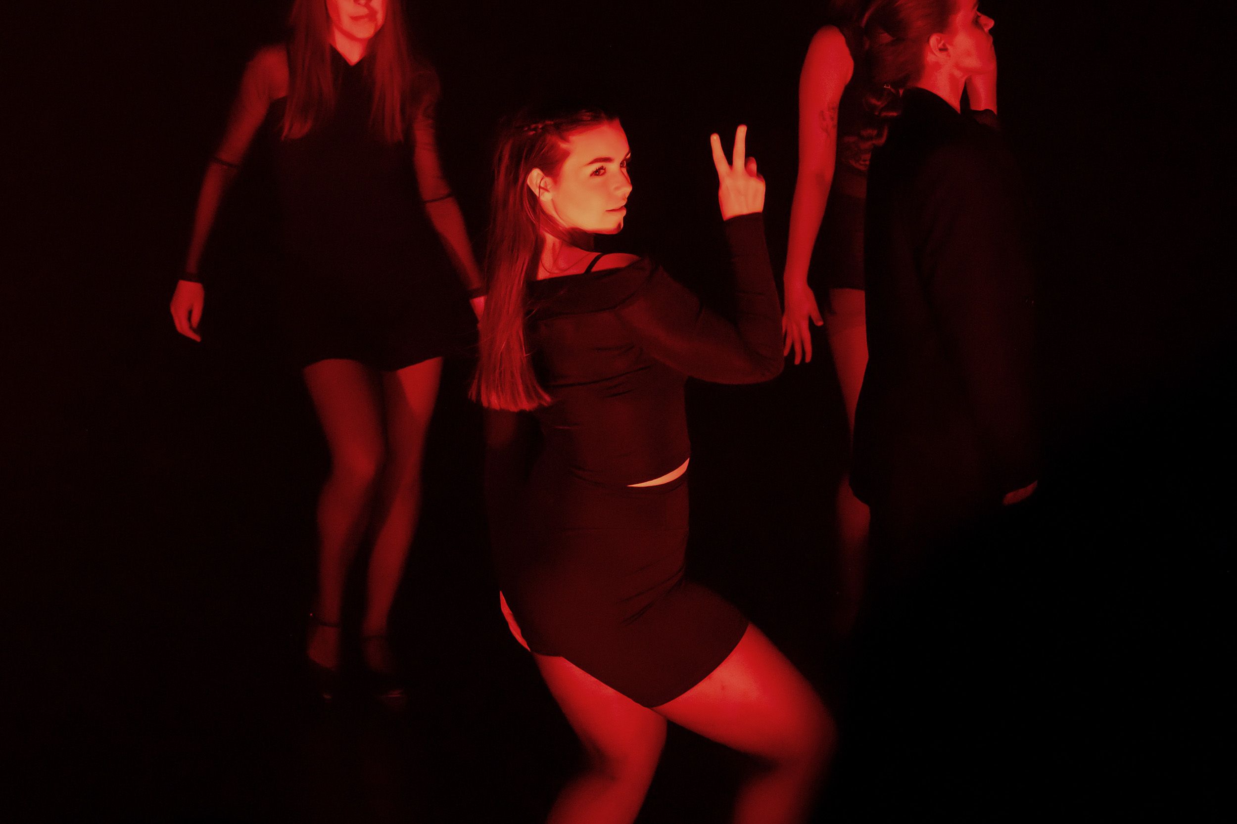 Dans vid KAU (Dansåret och danspedagogiska året på Karlstads universitet) Vårshow 2026 med Systerskap av Karin Lilja. Fotograf Rebecca Nordi