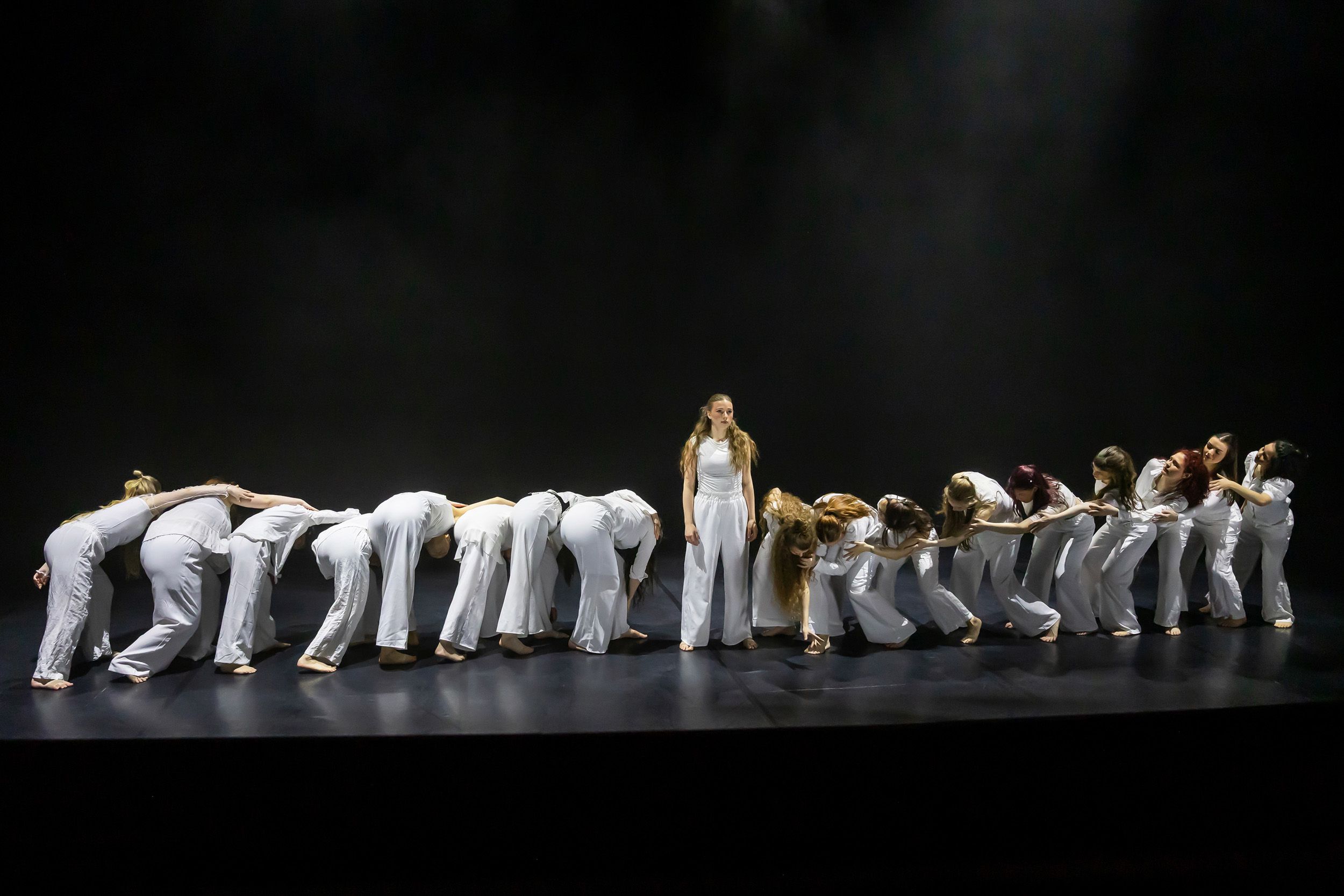 Dans vid KAU (Dansåret och danspedagogiska året på Karlstads universitet) Vårshow 2026 med Systerskap av Karin Lilja. Fotograf Rebecca Nordi