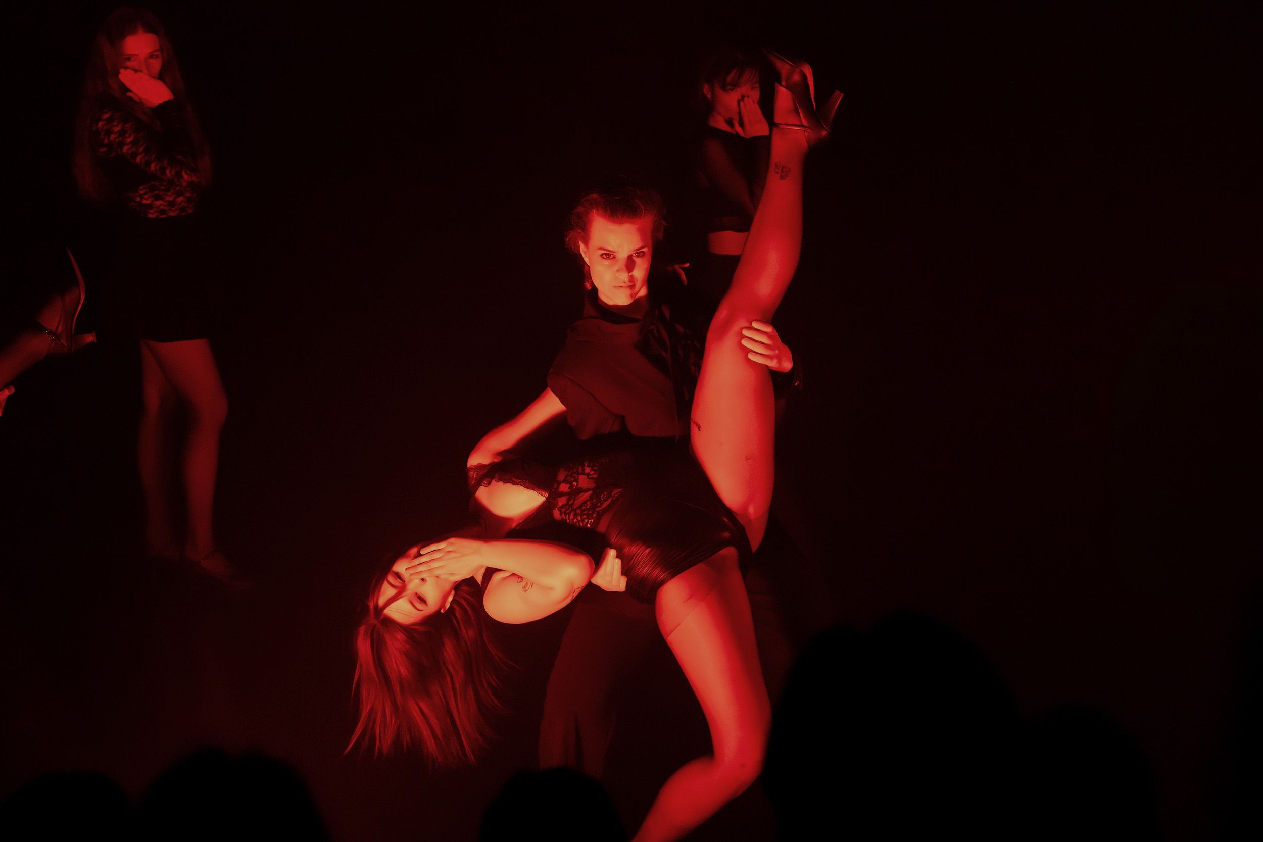 Dans vid KAU (Dansåret och danspedagogiska året på Karlstads universitet) Vårshow 2026 med Systerskap av Karin Lilja. Fotograf Rebecca Nordi