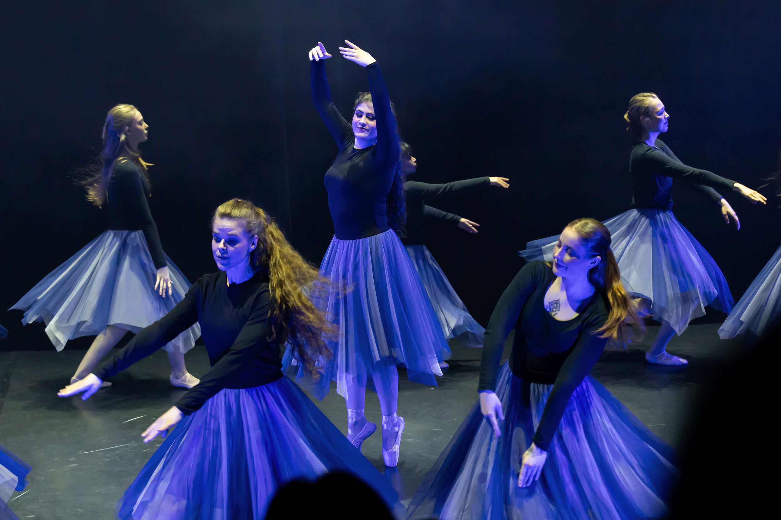 Dans vid KAU (Dansåret och danspedagogiska året på Karlstads universitet) Vårshow 2026 med Systerskap av Karin Lilja. Fotograf Rebecca Nordi