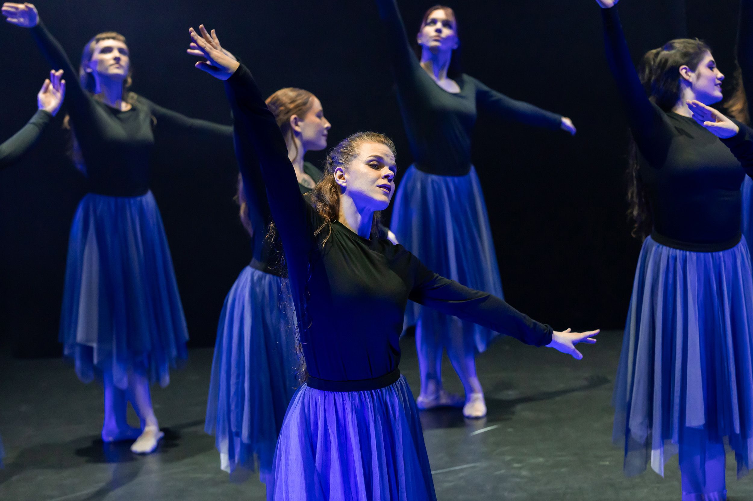 Dans vid KAU (Dansåret och danspedagogiska året på Karlstads universitet) Vårshow 2026 med Systerskap av Karin Lilja. Fotograf Rebecca Nordi