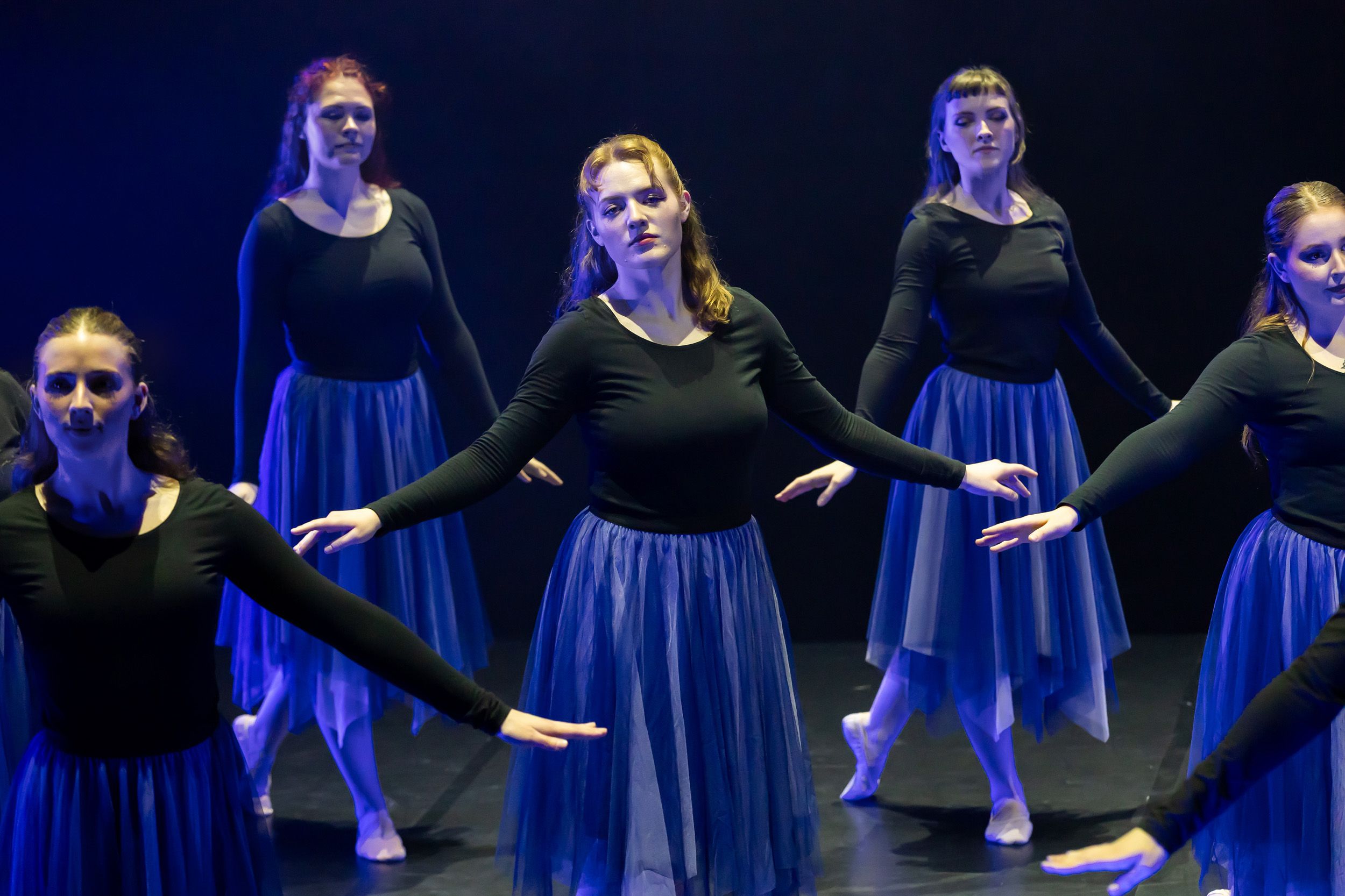 Dans vid KAU (Dansåret och danspedagogiska året på Karlstads universitet) Vårshow 2026 med Systerskap av Karin Lilja. Fotograf Rebecca Nordi