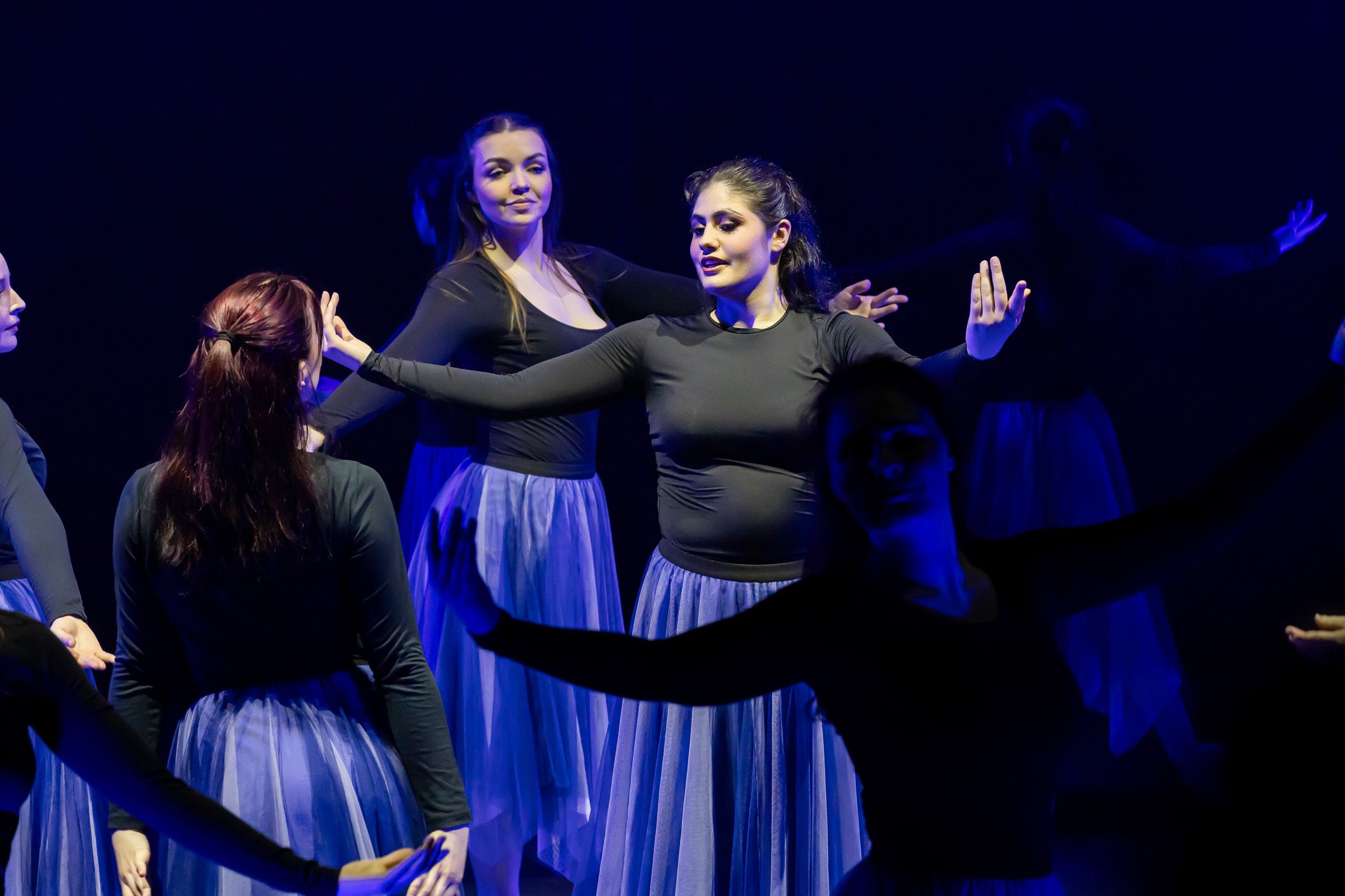 Dans vid KAU (Dansåret och danspedagogiska året på Karlstads universitet) Vårshow 2026 med Systerskap av Karin Lilja. Fotograf Rebecca Nordi