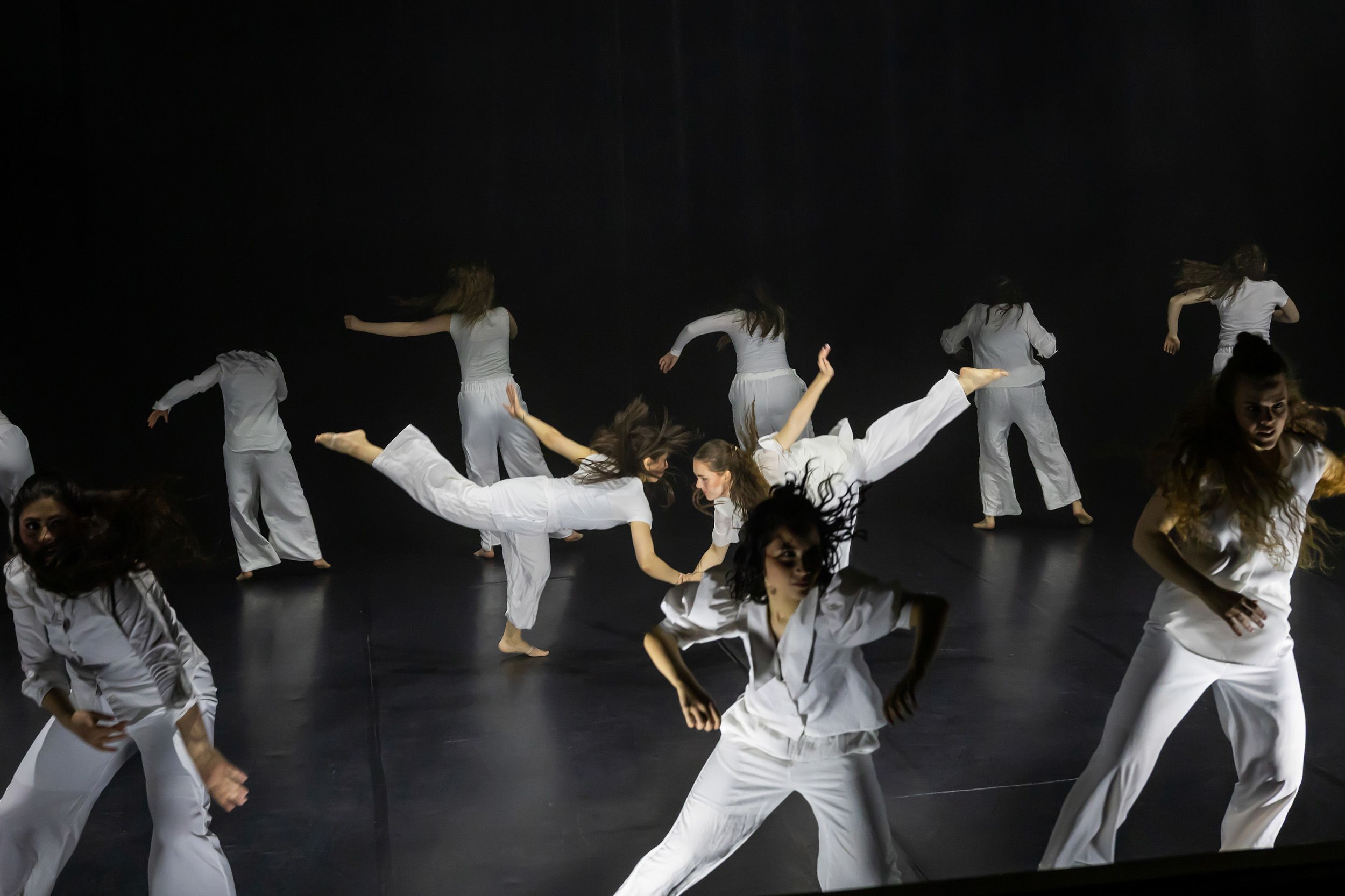 Dans vid KAU (Dansåret och danspedagogiska året på Karlstads universitet) Vårshow 2026 med Systerskap av Karin Lilja. Fotograf Rebecca Nordi