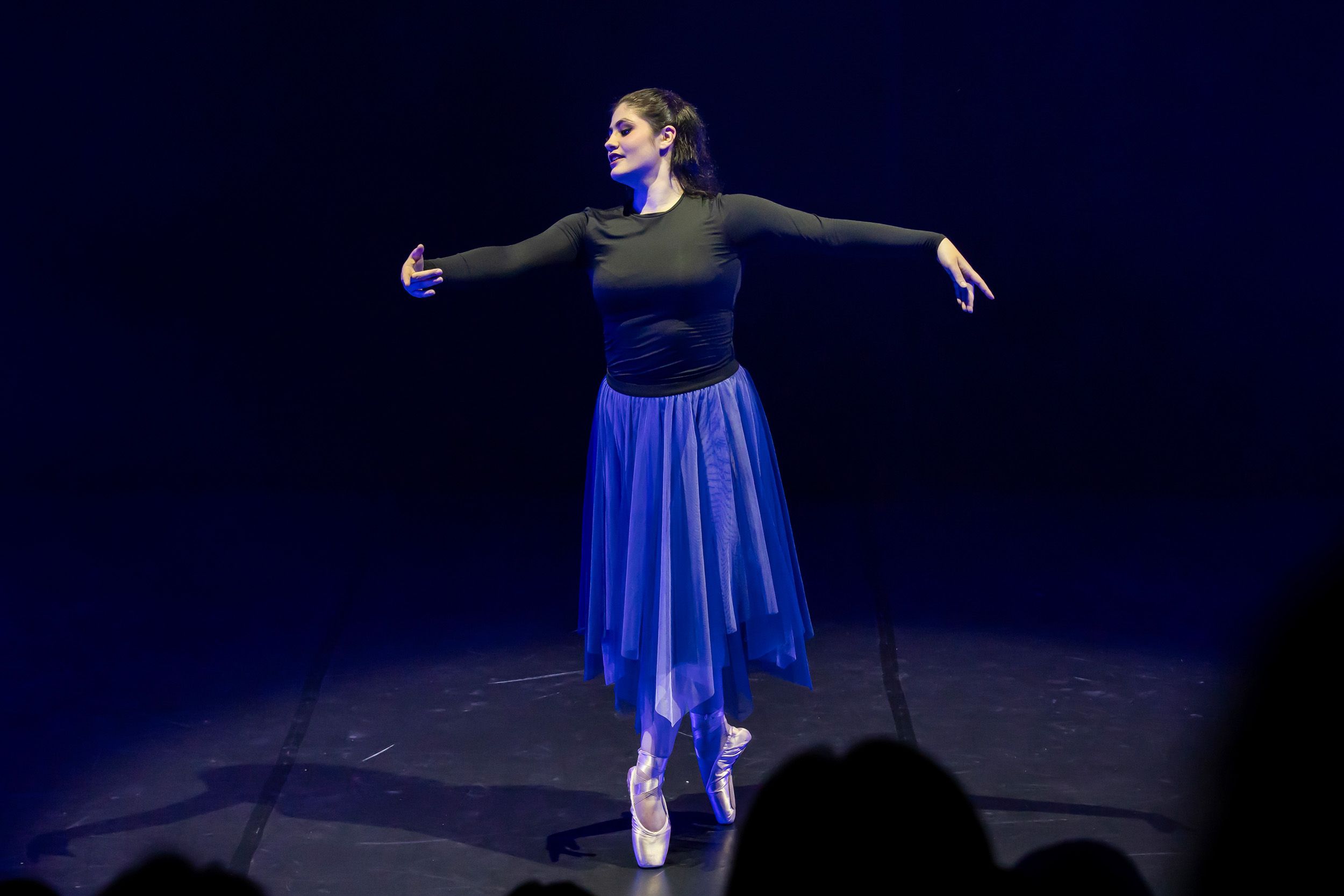 Dans vid KAU (Dansåret och danspedagogiska året på Karlstads universitet) Vårshow 2026 med Systerskap av Karin Lilja. Fotograf Rebecca Nordi