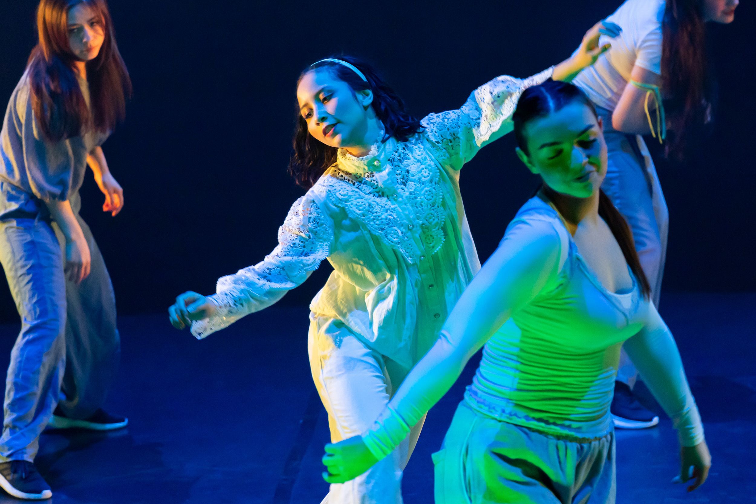 Dans vid KAU (Dansåret och danspedagogiska året på Karlstads universitet) Vårshow 2026 med Systerskap av Karin Lilja. Fotograf Rebecca Nordi