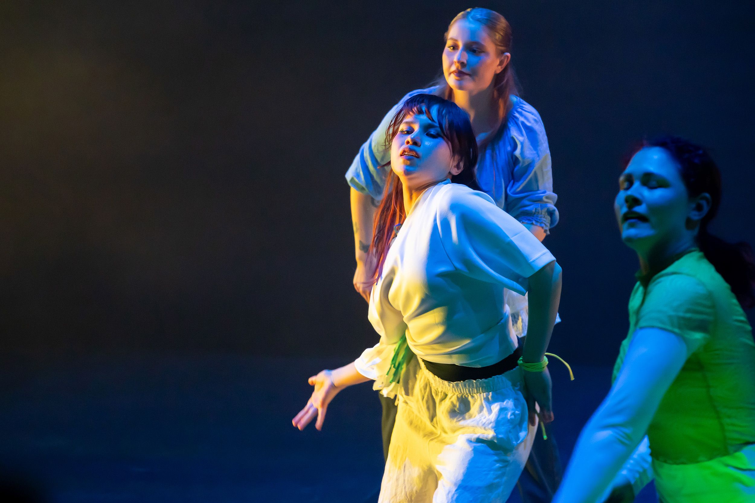 Dans vid KAU (Dansåret och danspedagogiska året på Karlstads universitet) Vårshow 2026 med Systerskap av Karin Lilja. Fotograf Rebecca Nordi