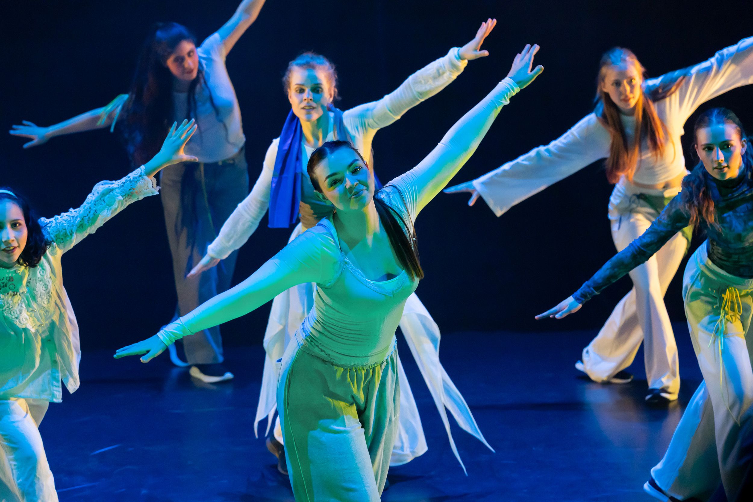 Dans vid KAU (Dansåret och danspedagogiska året på Karlstads universitet) Vårshow 2026 med Systerskap av Karin Lilja. Fotograf Rebecca Nordi