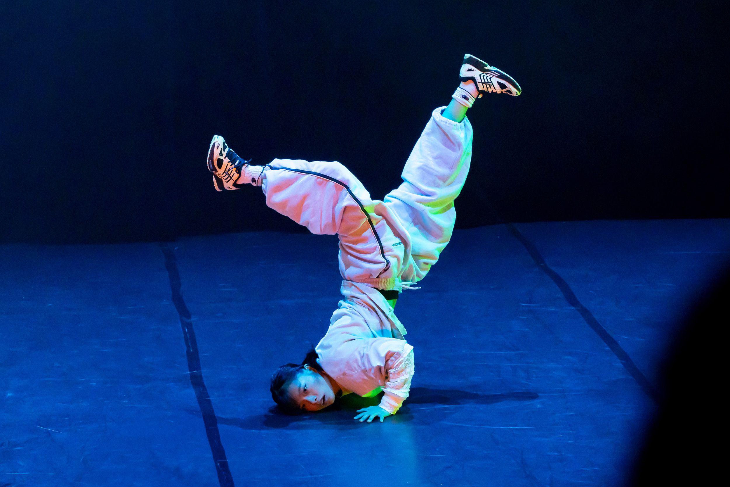 Dans vid KAU (Dansåret och danspedagogiska året på Karlstads universitet) Vårshow 2026 med Systerskap av Karin Lilja. Fotograf Rebecca Nordi