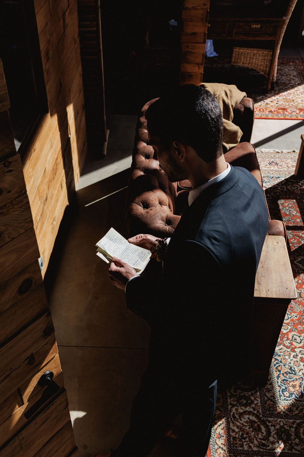 groom reading a letter from the bride during a wedding in setubal