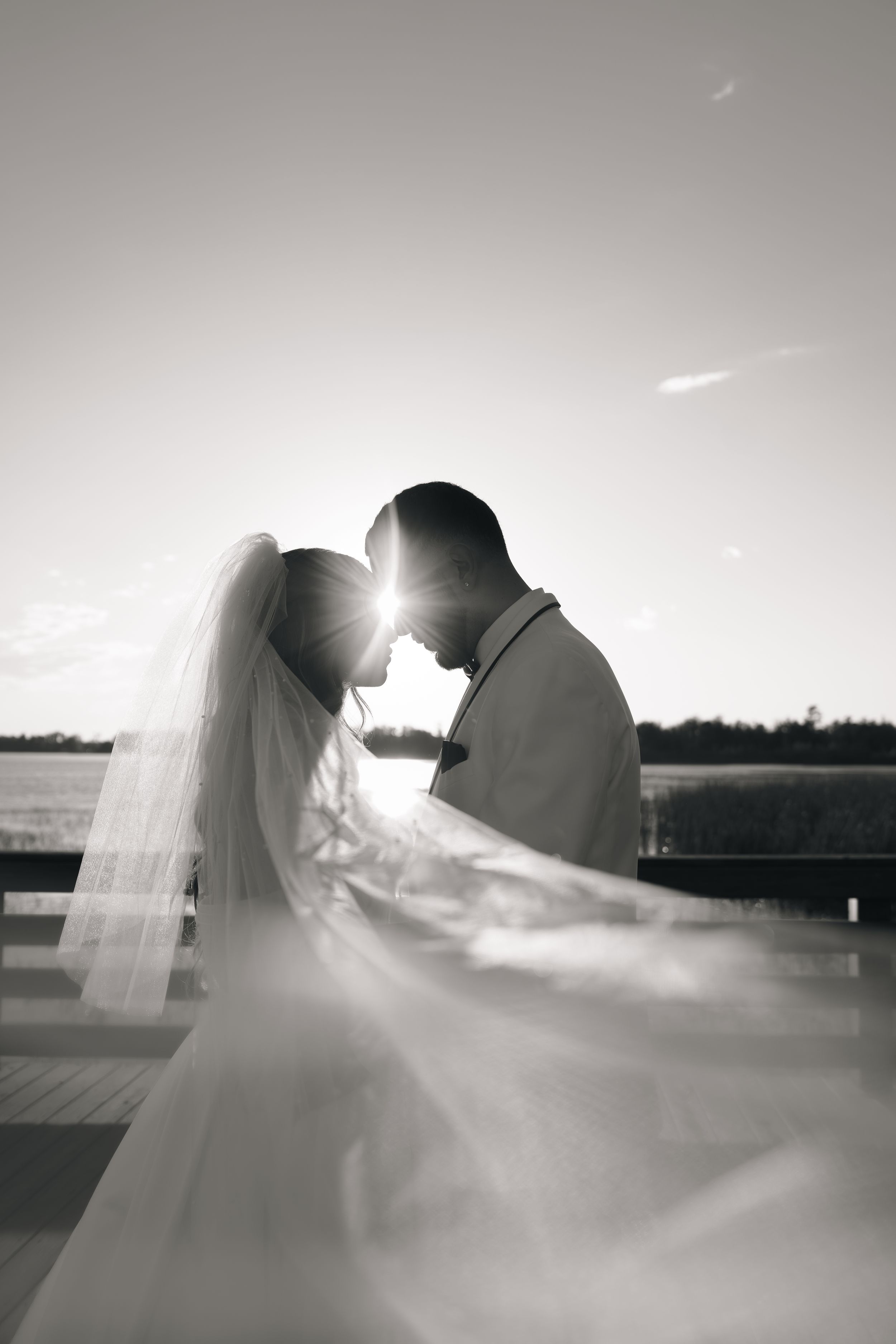 Fotografía de boda con los novios con sol atrás 
Wedding photography with the groom and bride with sun behind
© Photography by Iela LLC
