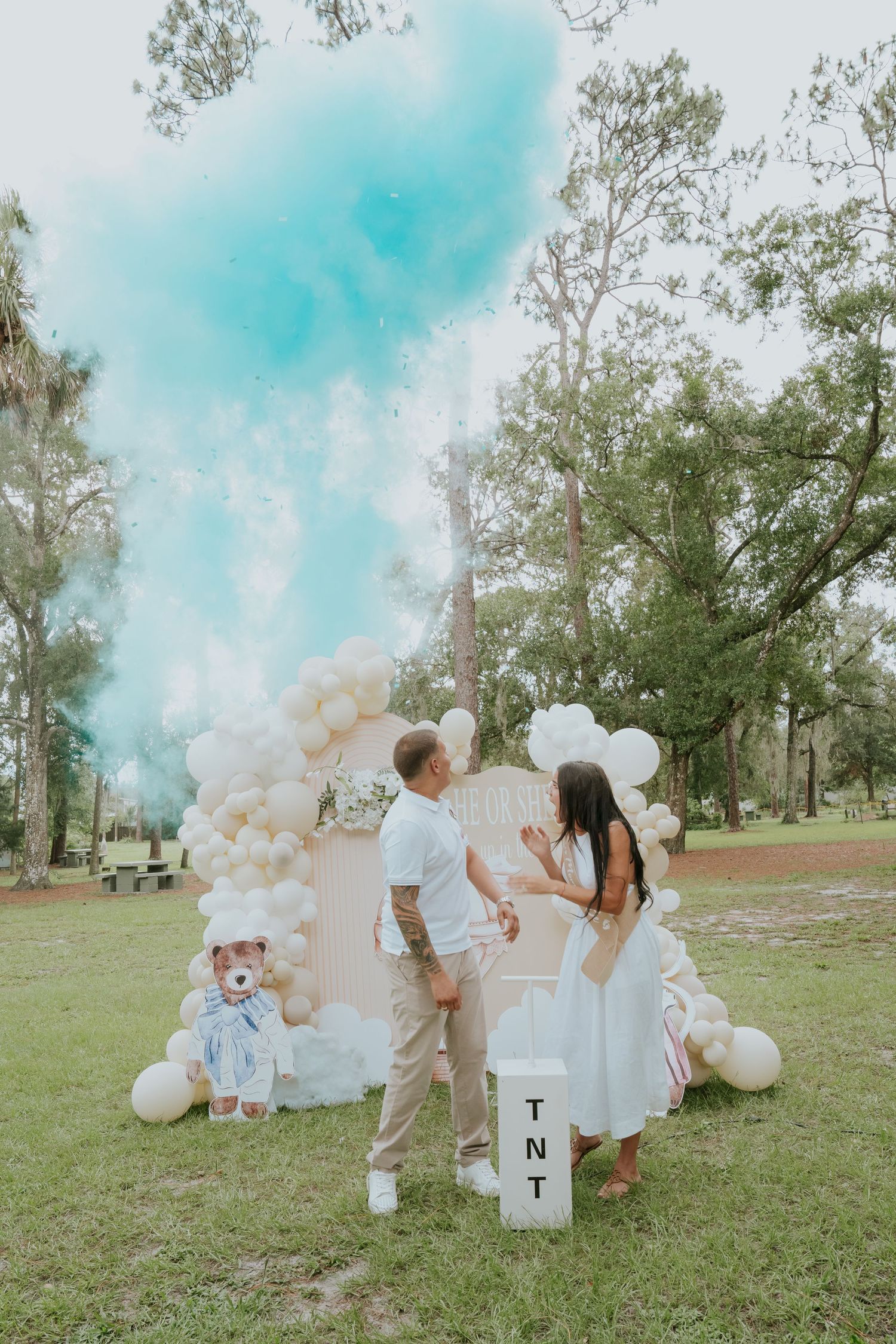 Fotografía de gender reveal en parque.
Gender reveal photography in park
© Photography by Iela LLC