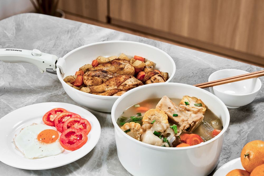 Chụp ảnh đồ gia dụng với phong cách hiện, trong một căn bếp tràn ngập ánh sáng