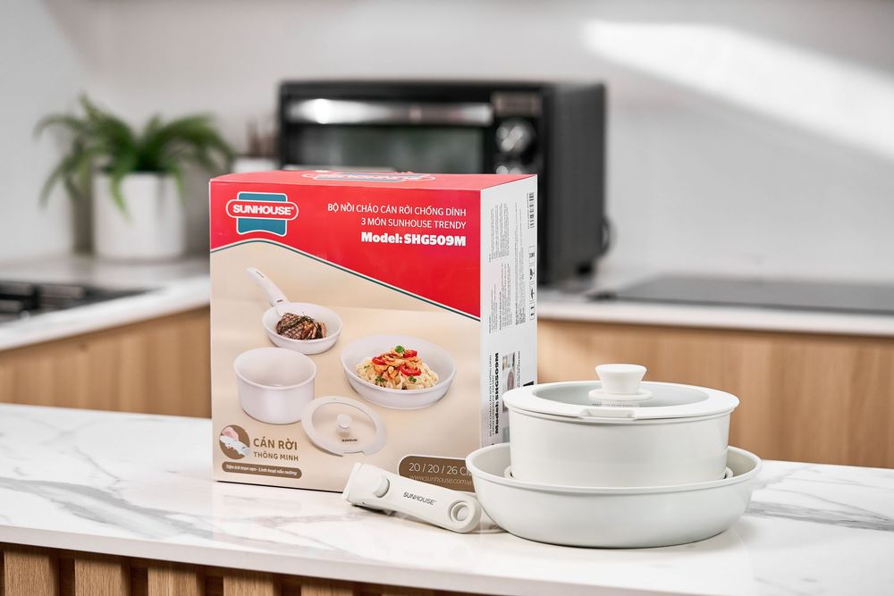 Chụp ảnh đồ gia dụng với phong cách hiện, trong một căn bếp tràn ngập ánh sáng